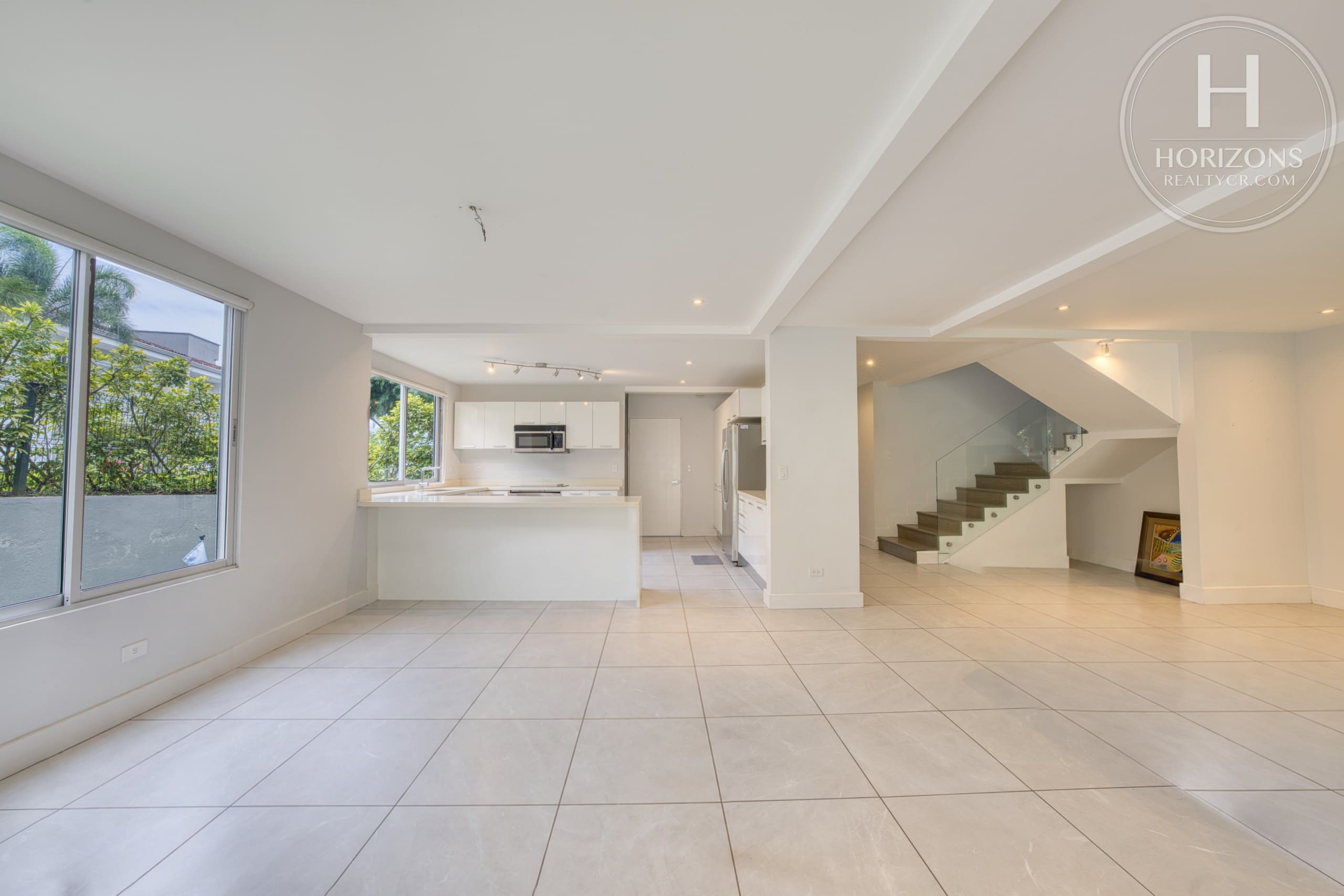 Sala, comedor y cocina en un solo ambiente – Casa en Condominio Vistas de Escazú, San Rafael de Escazú | Horizons Realty