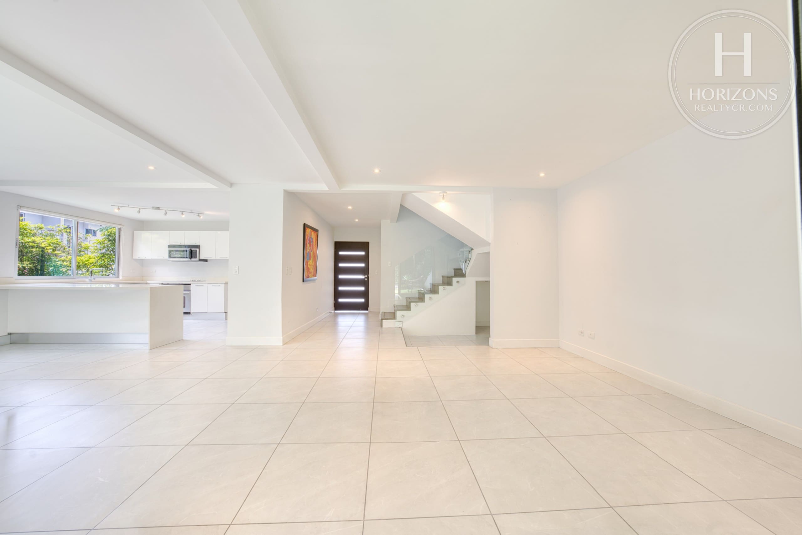 Sala, comedor y cocina en un solo ambiente – Casa en Condominio Vistas de Escazú, San Rafael de Escazú | Horizons Realty