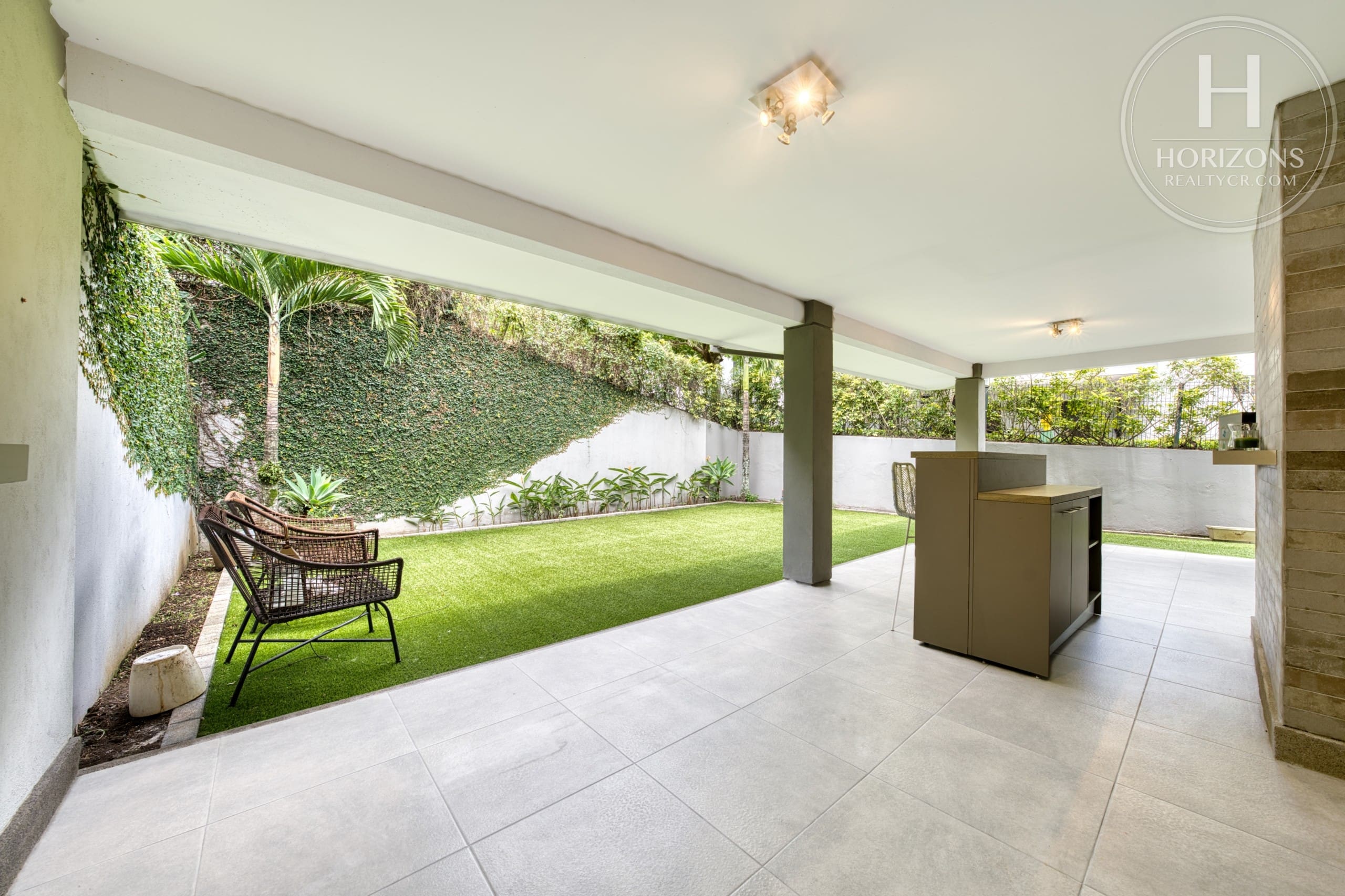 Terraza techada con bar y patio con césped sintético – Casa en Condominio Vistas de Escazú, San Rafael de Escazú | Horizons Realty