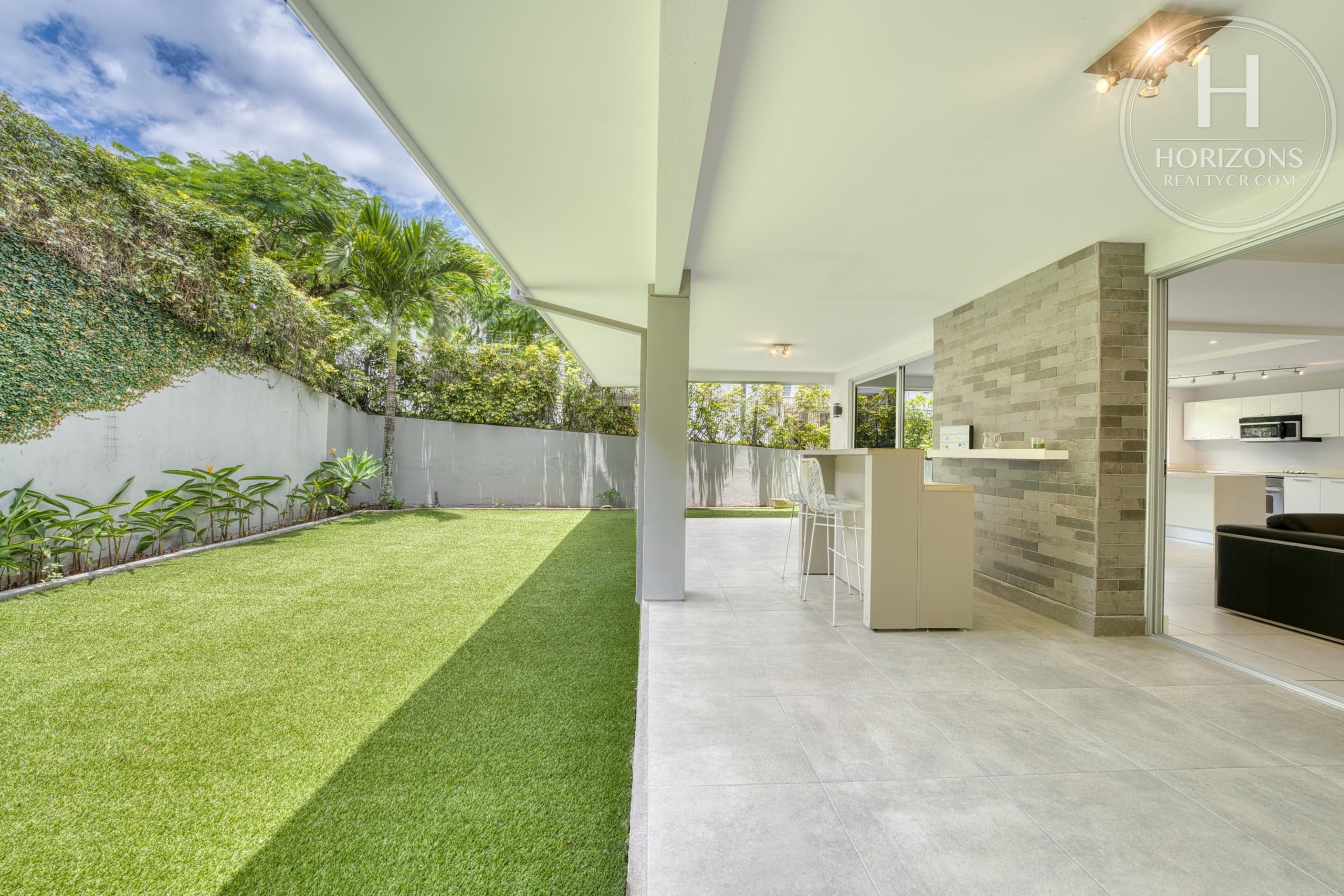 Terraza techada con bar y patio con césped sintético – Casa en Condominio Vistas de Escazú, San Rafael de Escazú | Horizons Realty