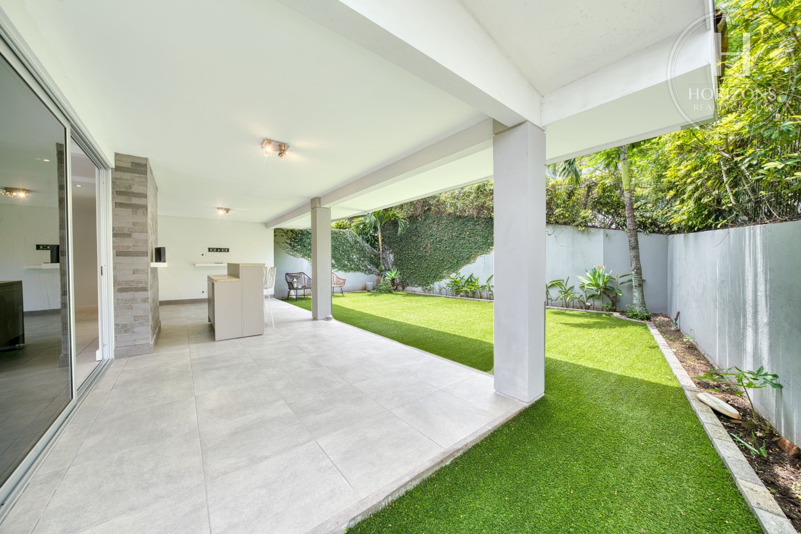 Terraza techada con bar y patio con césped sintético – Casa en Condominio Vistas de Escazú, San Rafael de Escazú | Horizons Realty