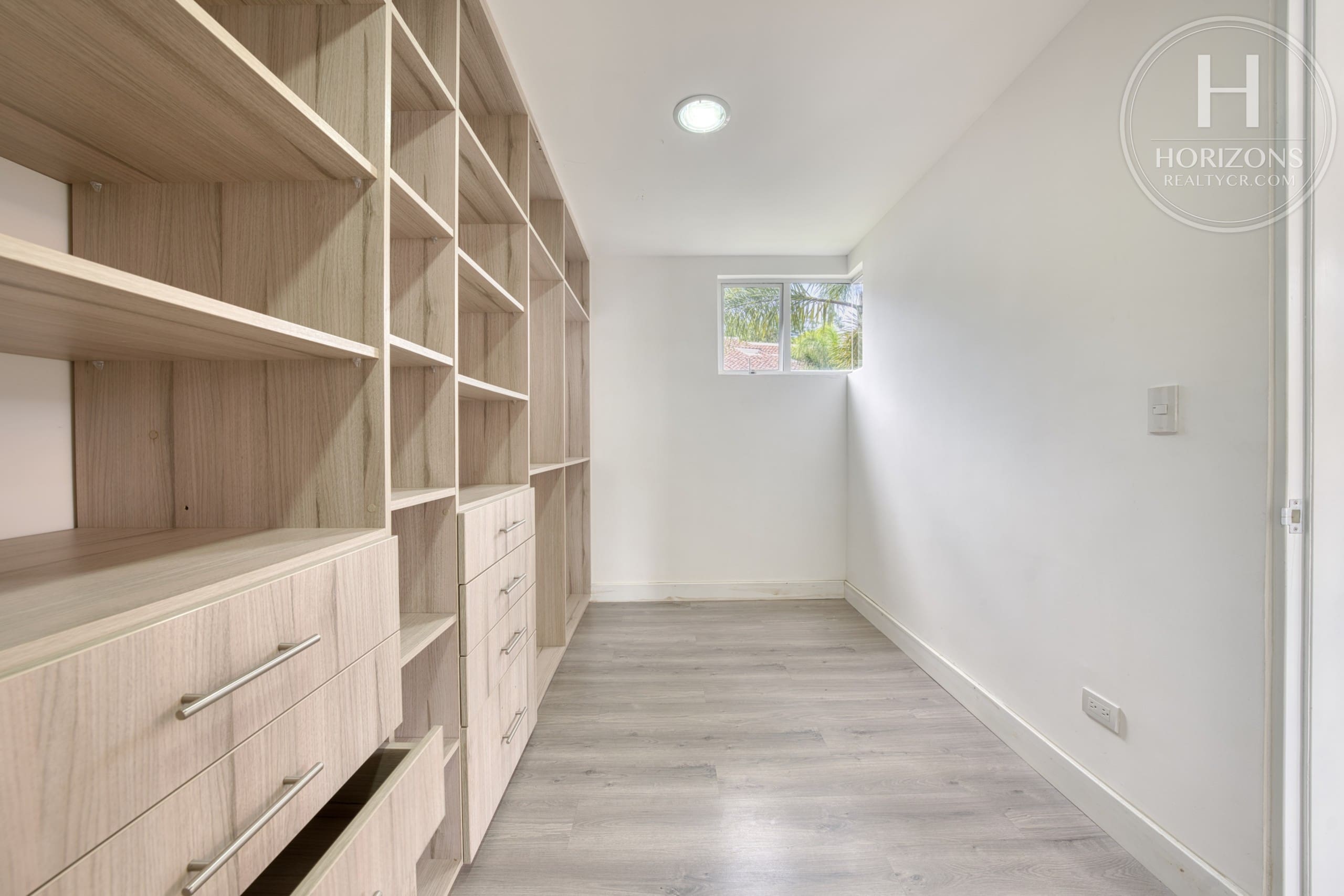 Walk-in closet de la habitación principal – Casa en Condominio Vistas de Escazú, San Rafael de Escazú | Horizons Realty