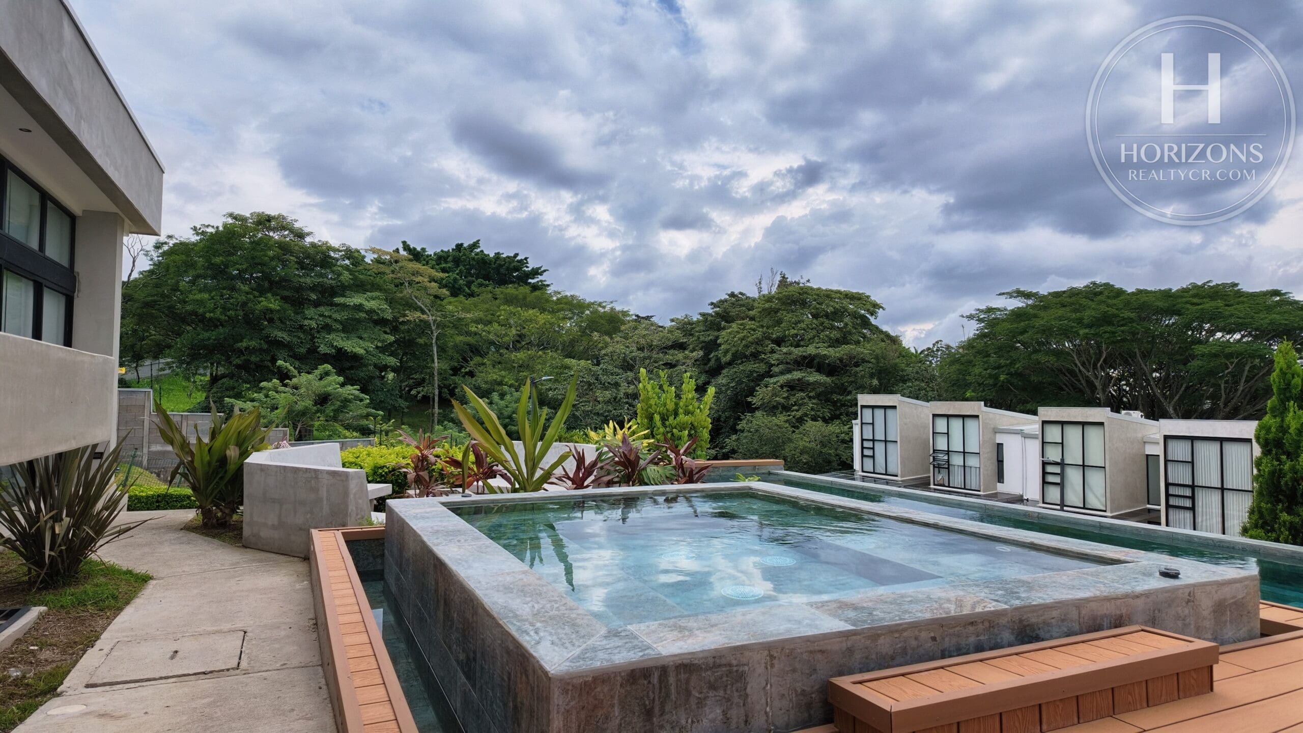 Jacuzzi del condominio – Casa en Condominio Bali, Guachipelín de Escazú | Horizons Realty