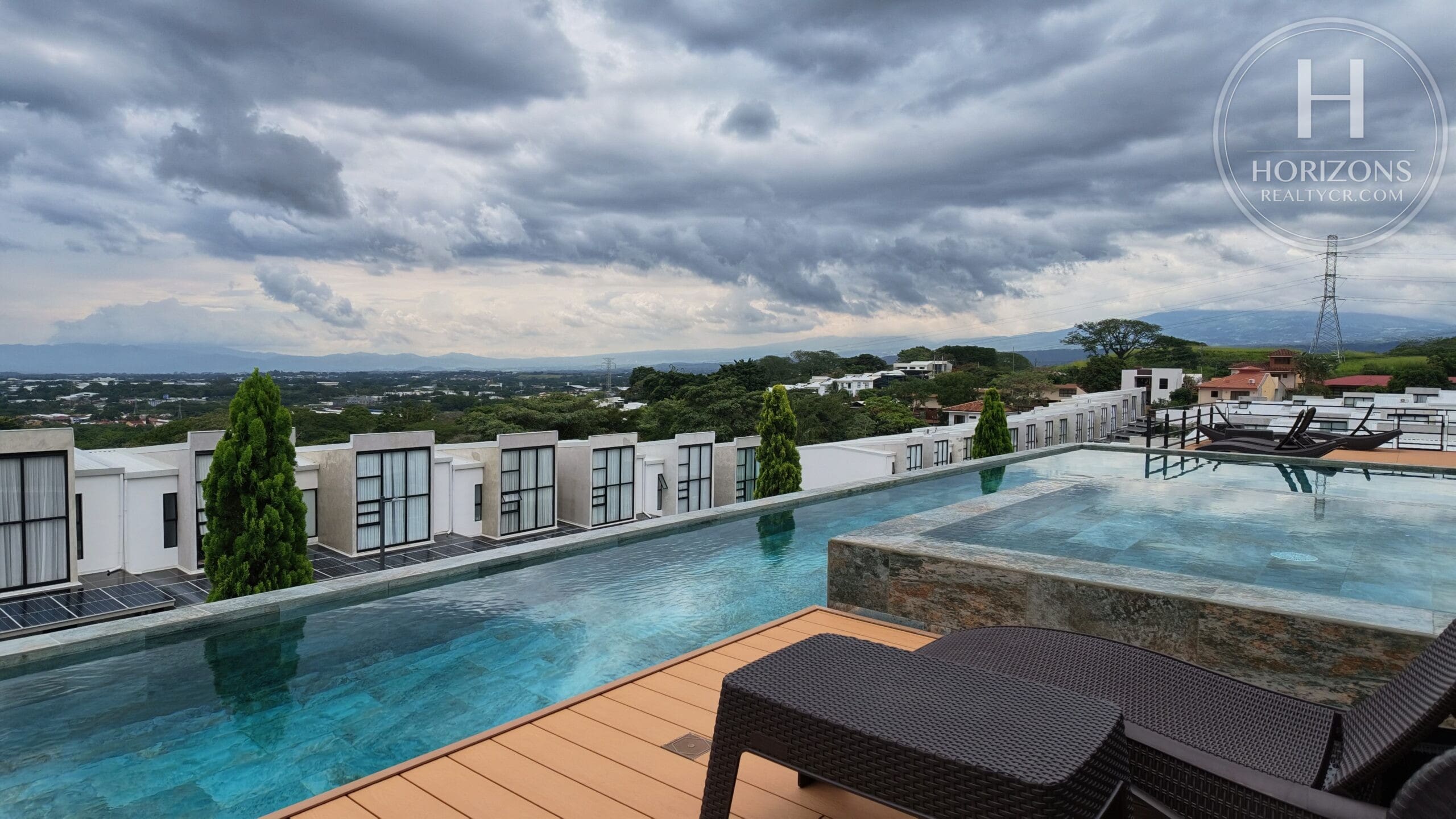 Piscina con carril de nado y jacuzzi con vista al valle – Casa en Condominio Bali, Guachipelín de Escazú | Horizons Realty
