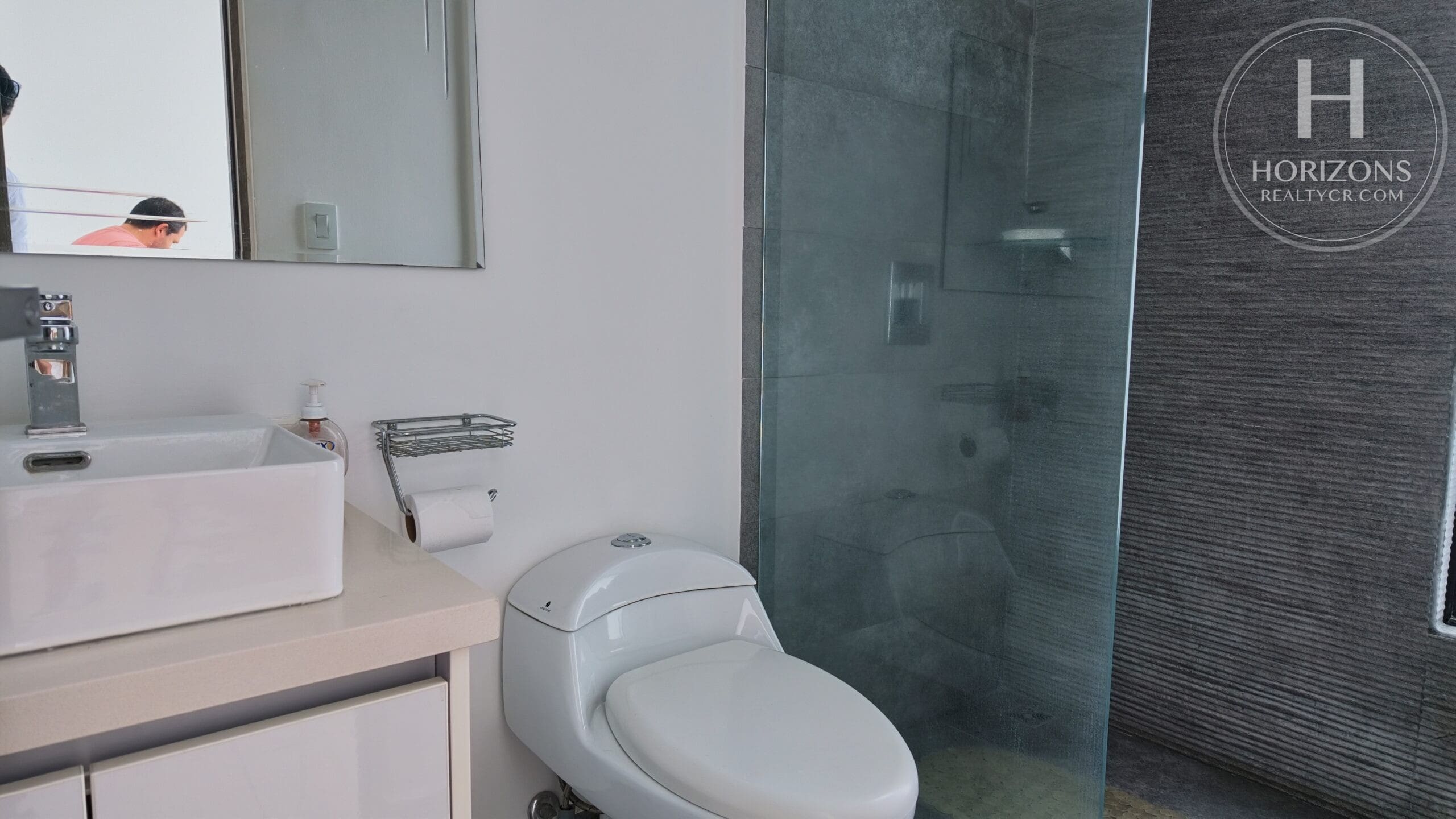 Baño completo con ducha con división de vidrio – Casa en Condominio Bali, Guachipelín de Escazú | Horizons Realty