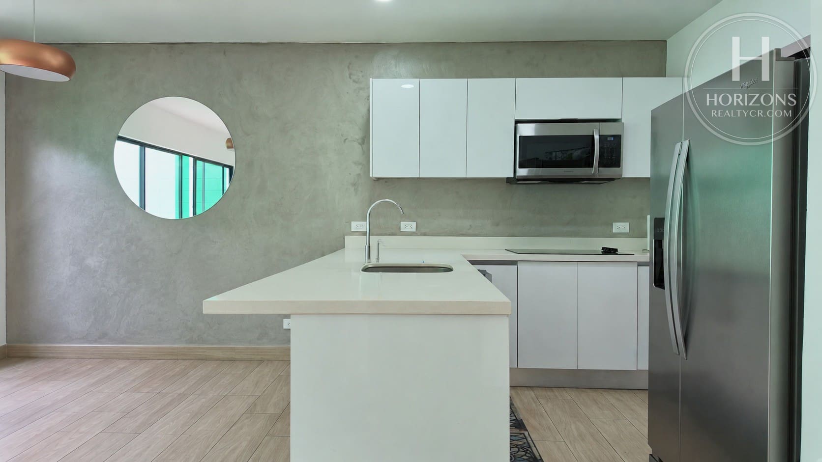 Cocina con península y desayunador, refrigeradora de acero inoxidable – Casa en Condominio Bali, Guachipelín de Escazú | Horizons Realty