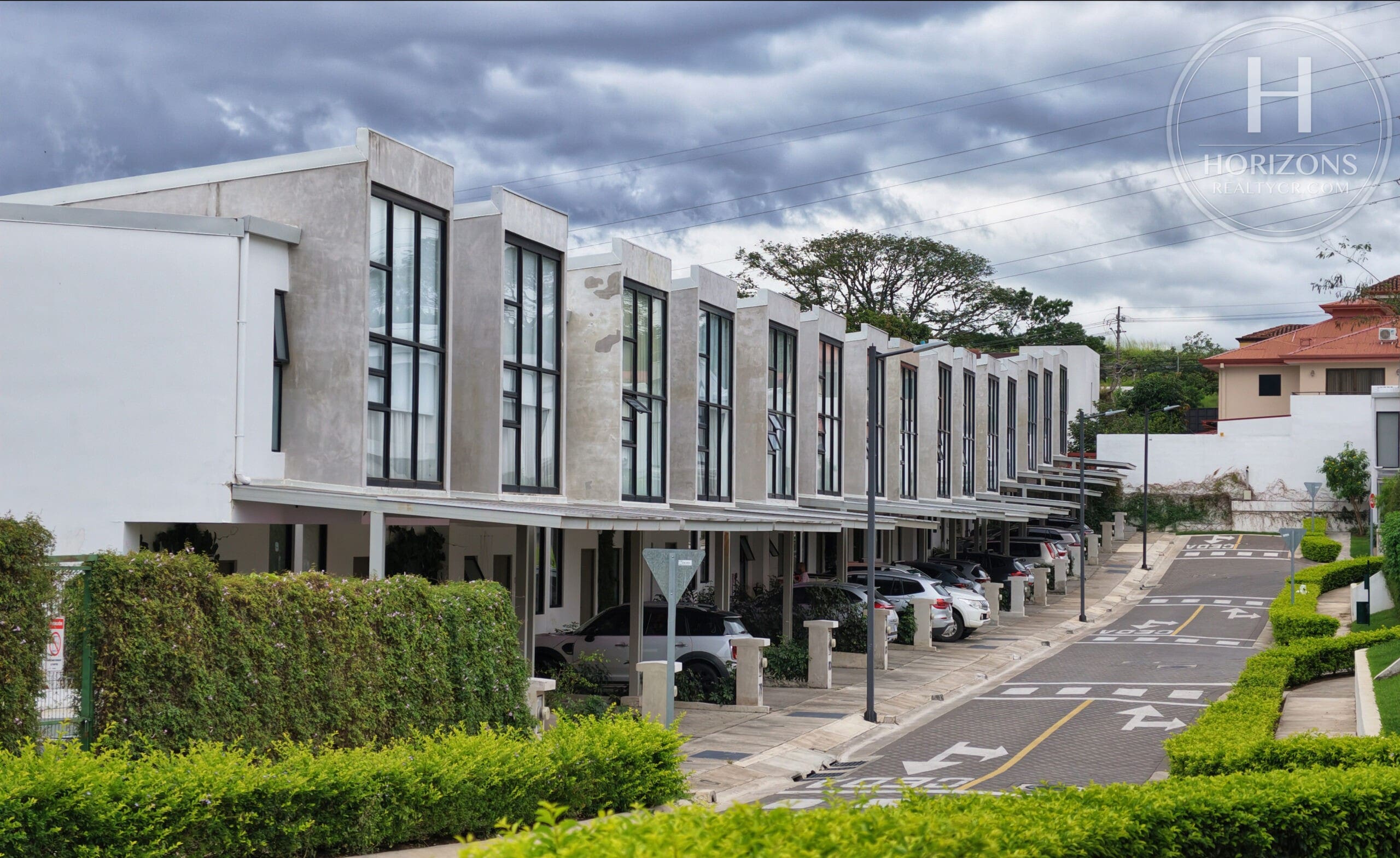 Calle interna adoquinada del condominio – Casa en Condominio Bali, Guachipelín de Escazú | Horizons Realty