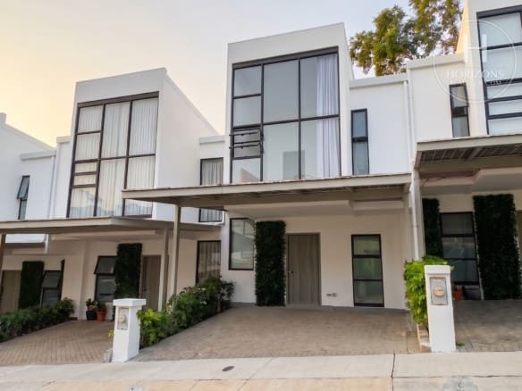 Fachada De Líneas Rectas Con Ventanales De Marco Negro Y Parqueo Techado – Casa En Condominio Bali, Guachipelín De Escazú | Horizons Realty