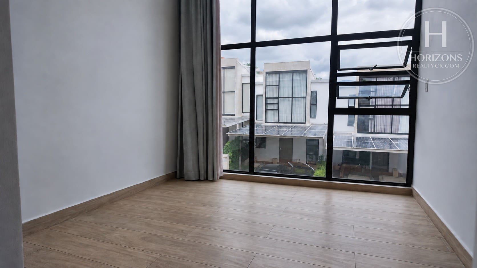Habitación principal con ventanal de piso a techo – Casa en Condominio Bali, Guachipelín de Escazú | Horizons Realty