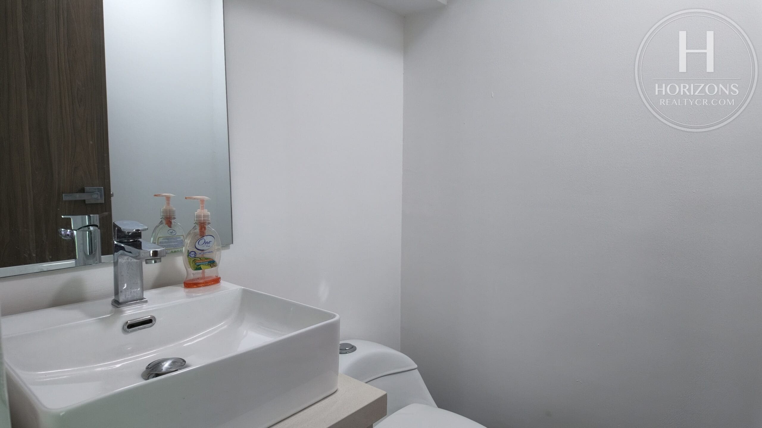 Medio baño de visitas – Casa en Condominio Bali, Guachipelín de Escazú | Horizons Realty
