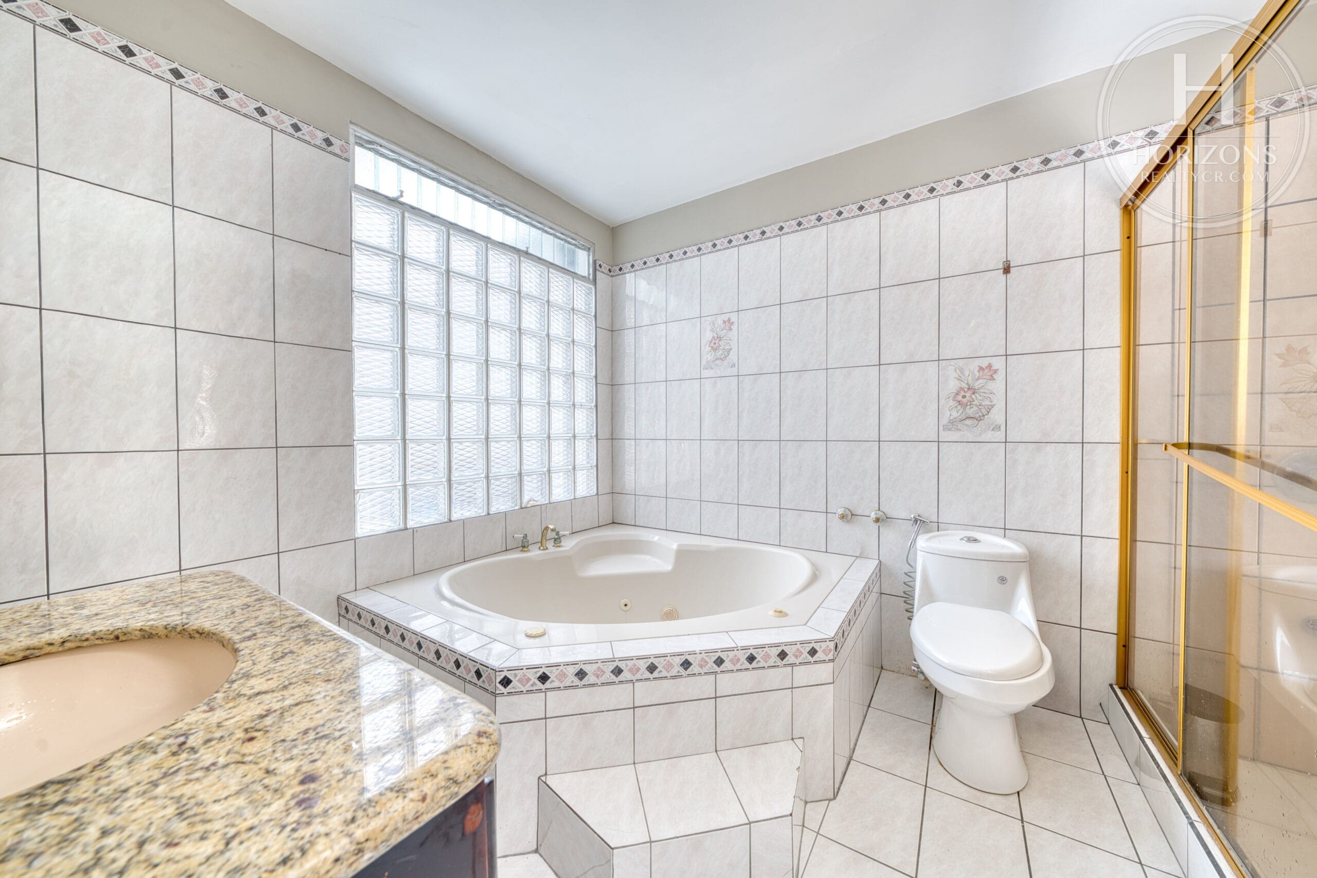 Casa de una planta en Los Yoses Sur - baño principal con tina de hidromasaje