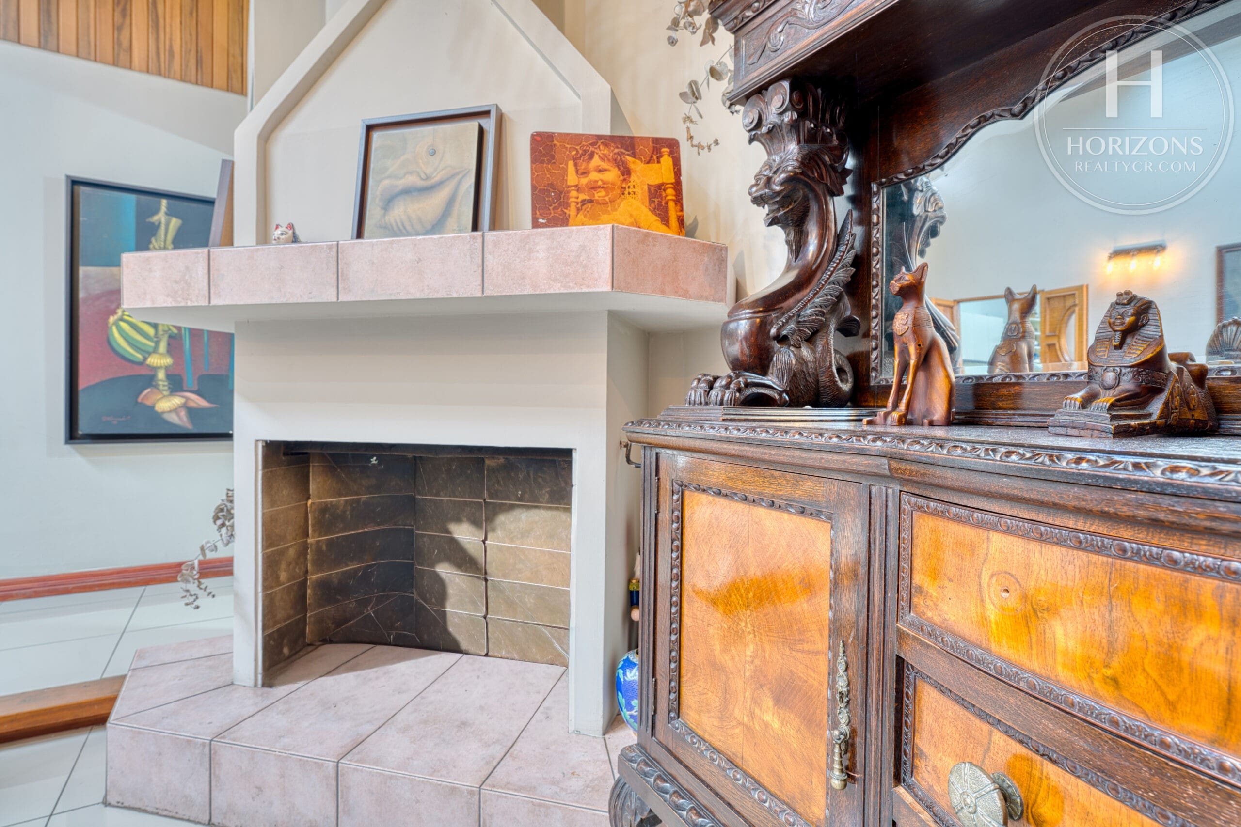 Casa de una planta en Los Yoses Sur - chimenea