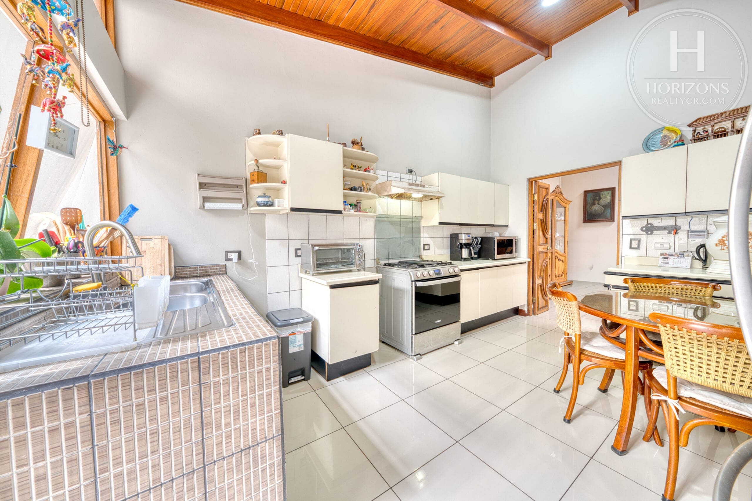 Casa de una planta en Los Yoses Sur - cocina