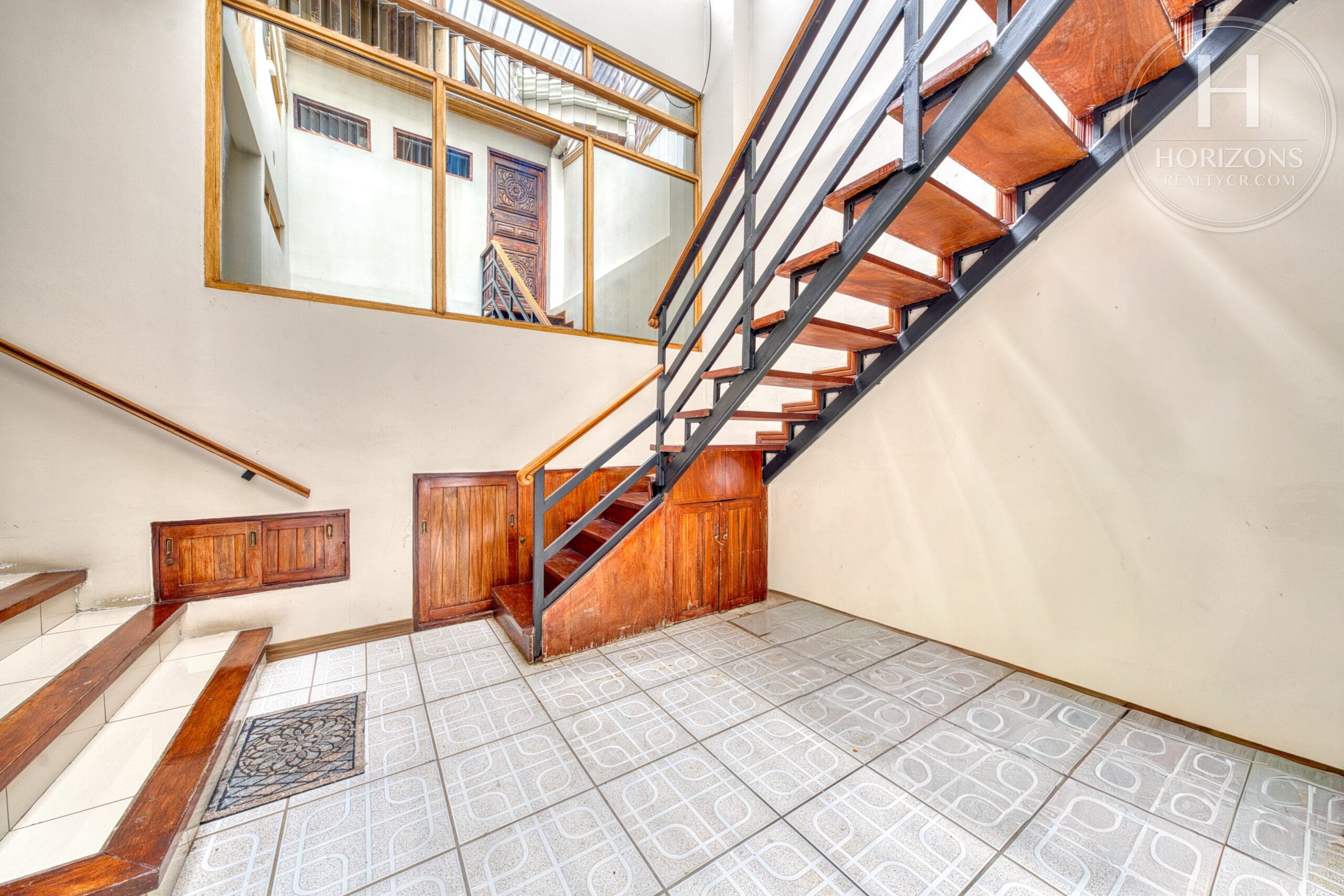 Casa de una planta en Los Yoses Sur - escalera al mezzanine