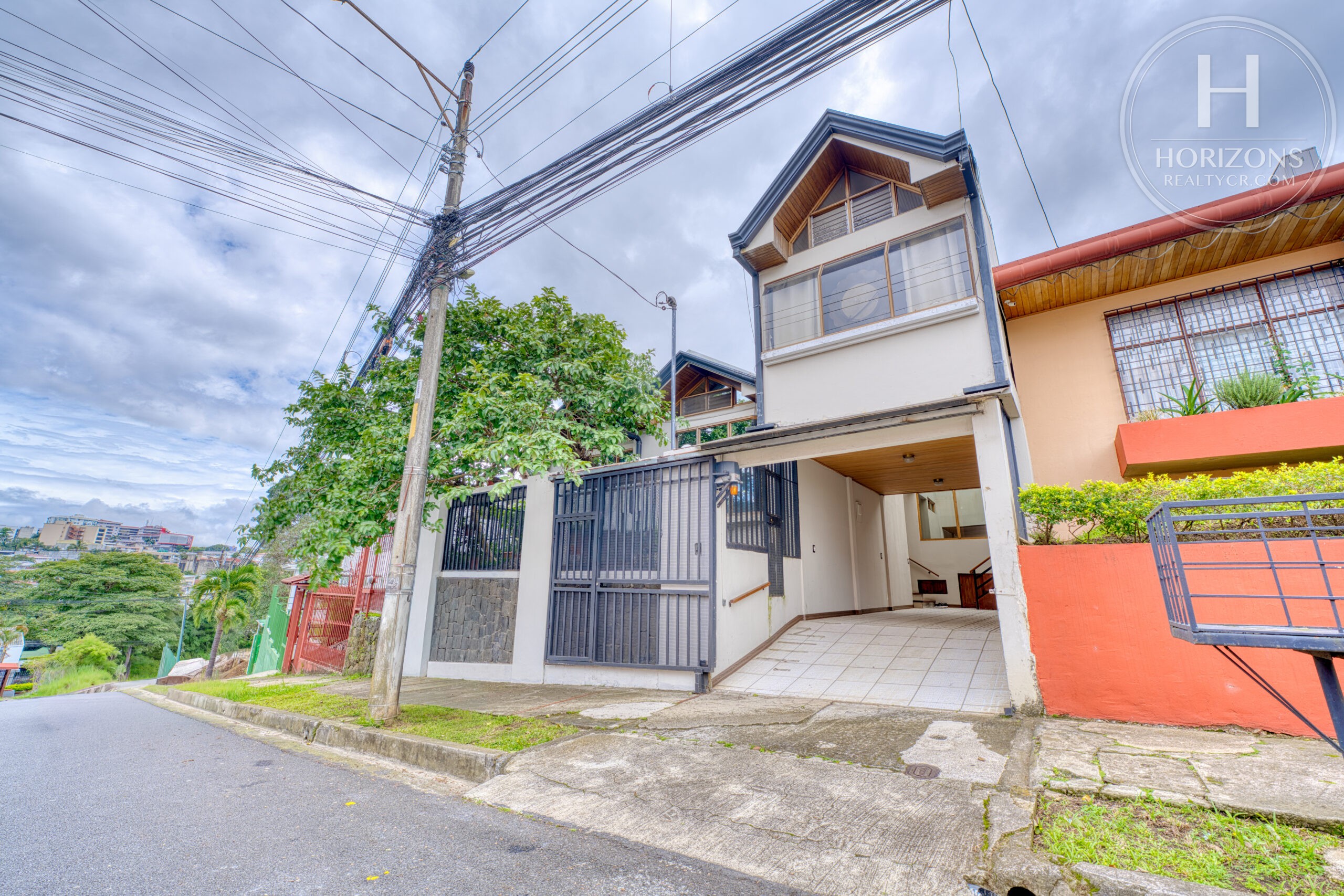 Casa de una planta en Los Yoses Sur - fachada y cochera