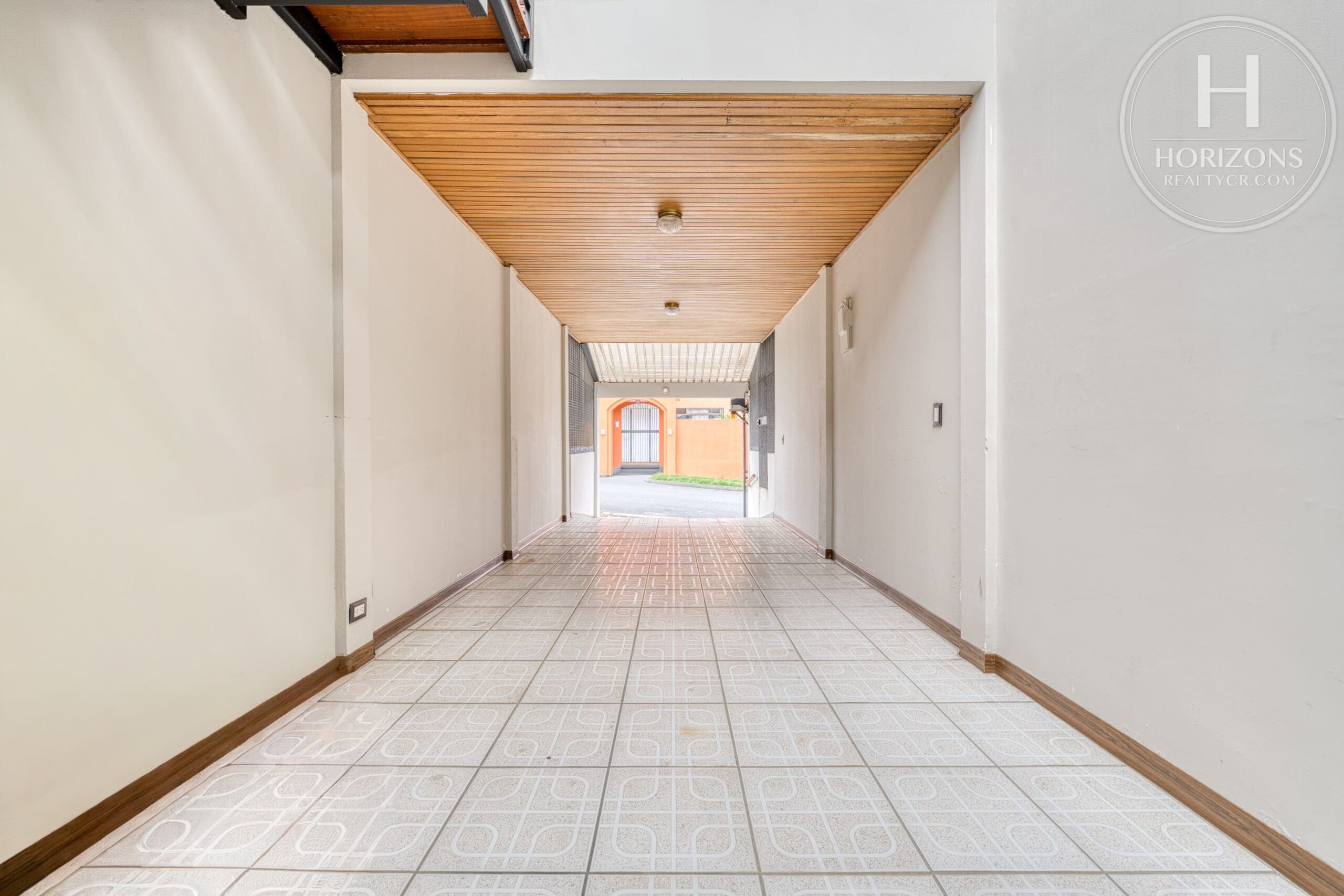 Casa de una planta en Los Yoses Sur - pasillo