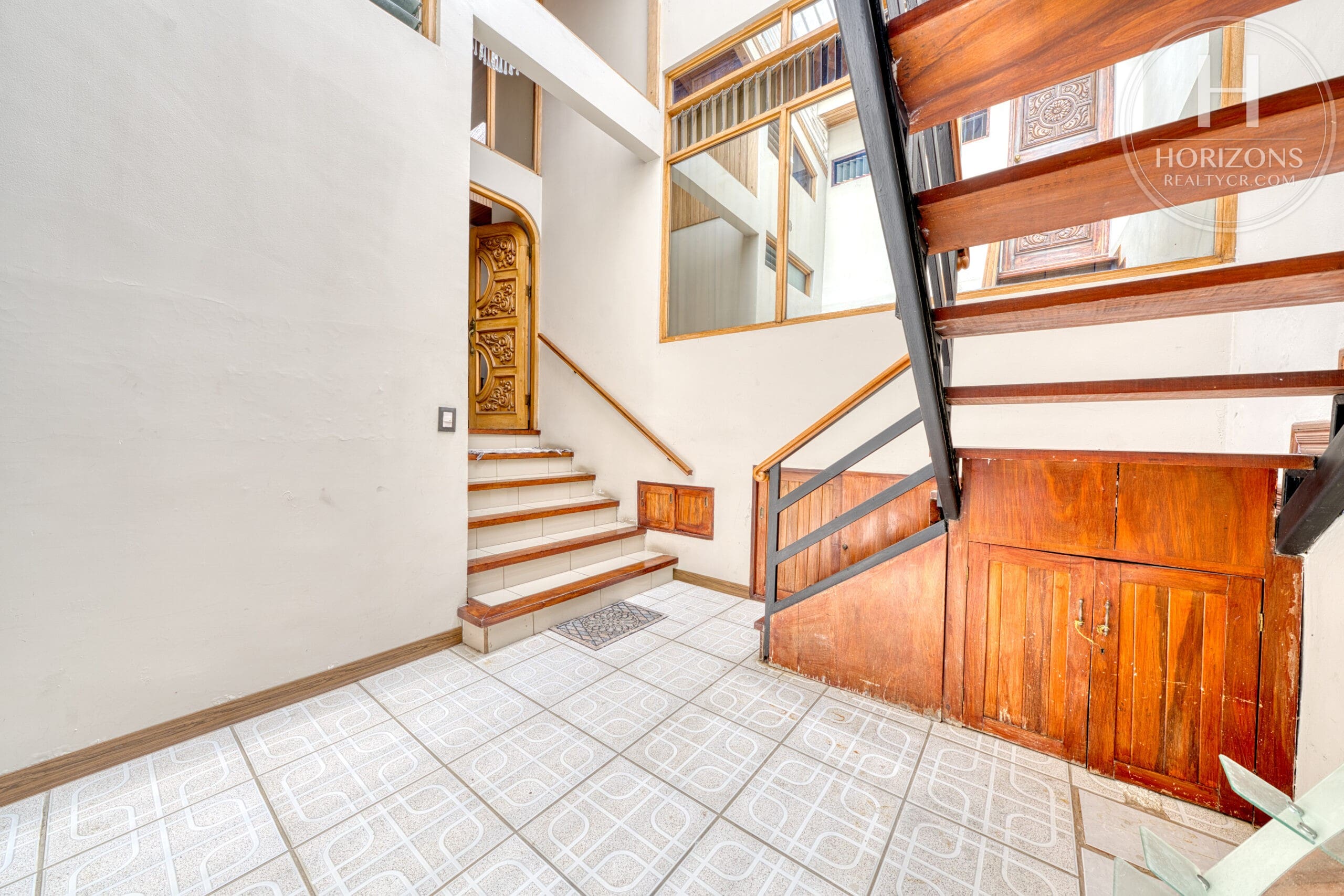 Casa de una planta en Los Yoses Sur - recibidor con escalera