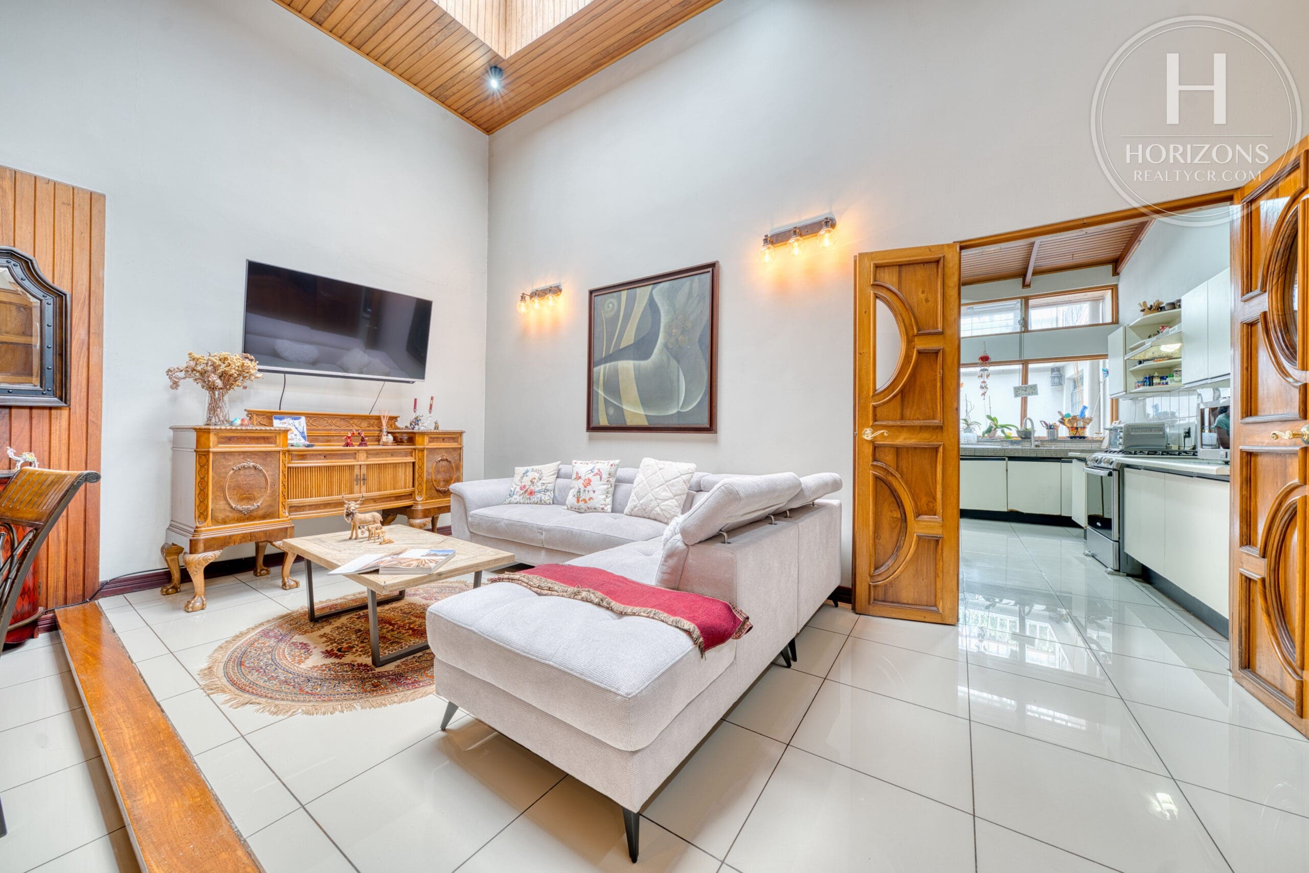 Casa de una planta en Los Yoses Sur - sala hacia la cocina