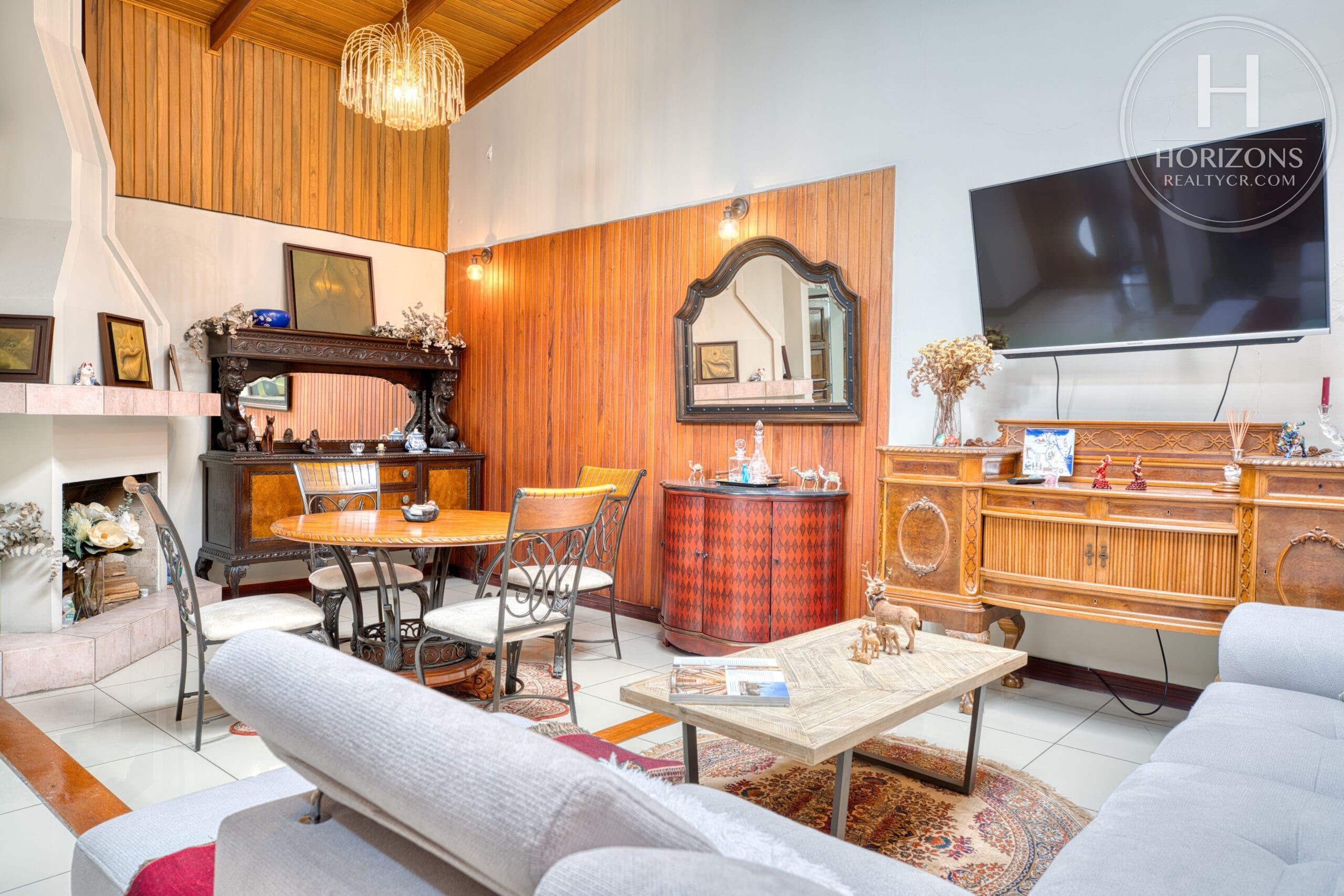 Casa de una planta en Los Yoses Sur - sala y comedor