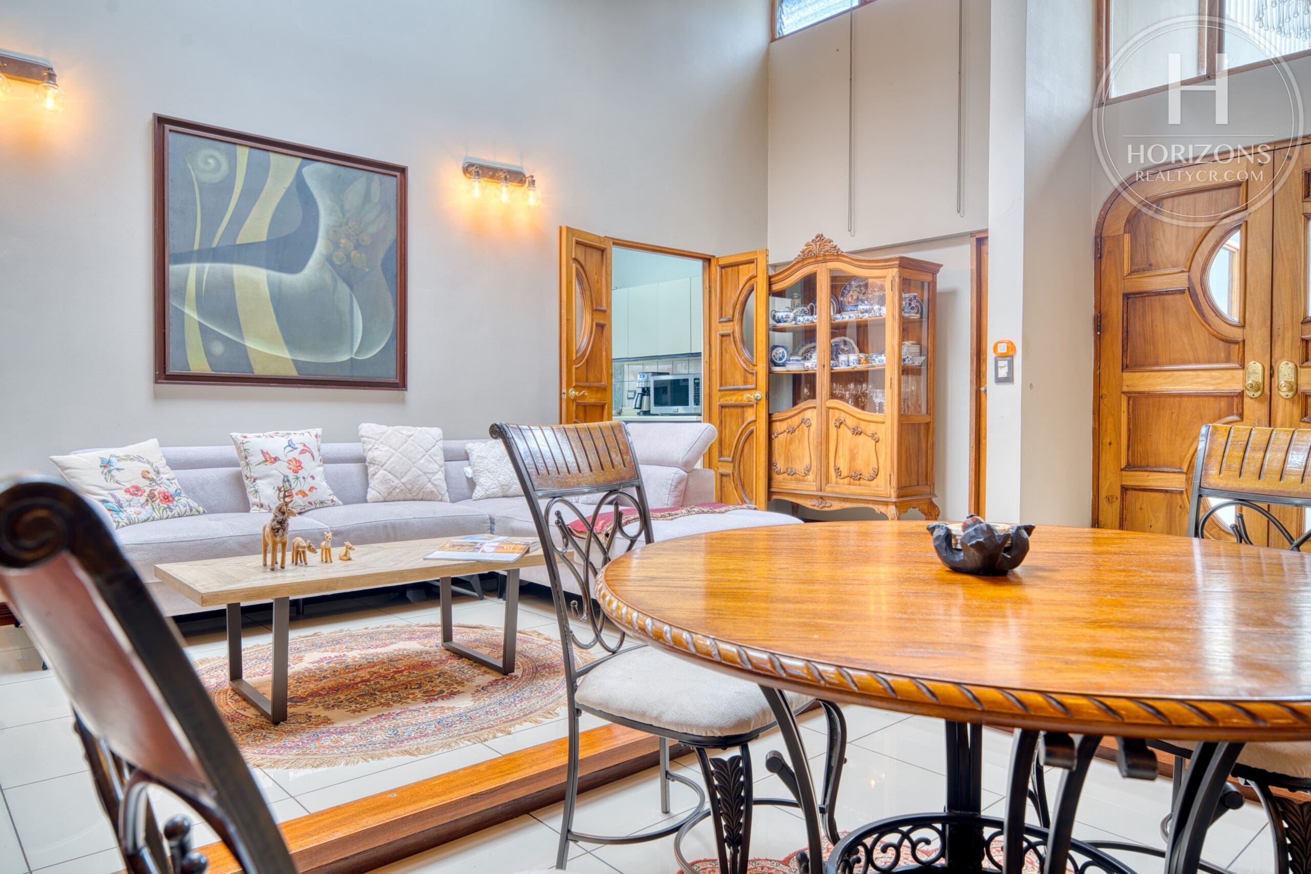 Casa de una planta en Los Yoses Sur - sala y comedor