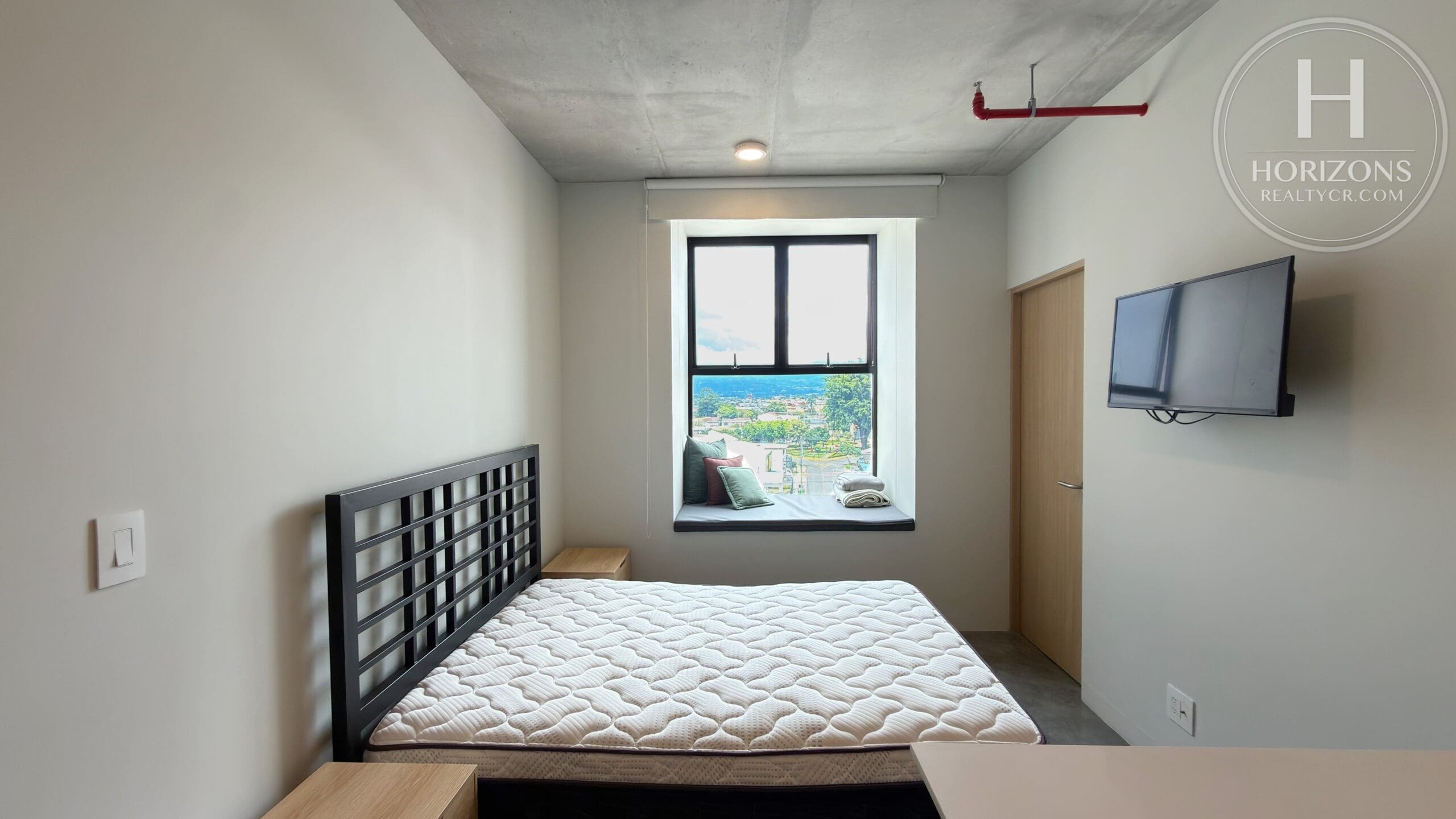 Estudio amueblado en URBN Escalante - área de dormir junto a la ventana