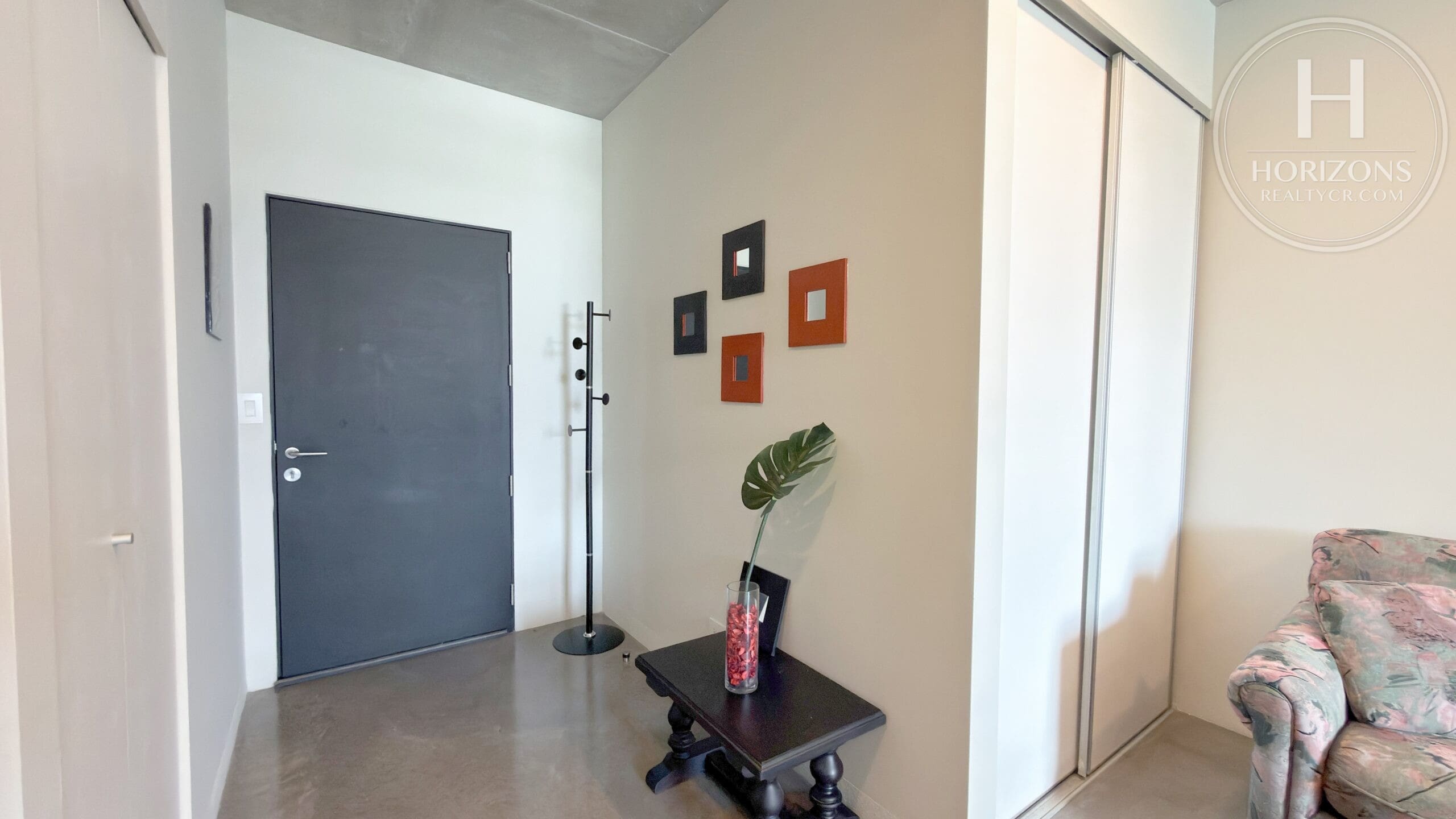 Estudio amueblado en URBN Escalante - ingreso y clóset
