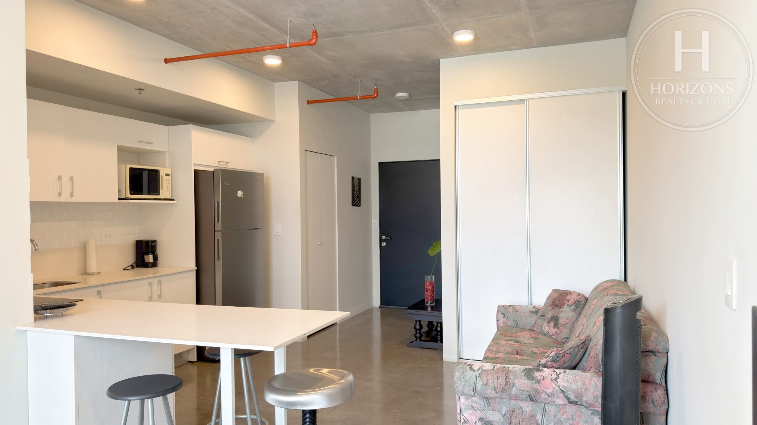 Estudio amueblado en URBN Escalante - sala, barra y clóset