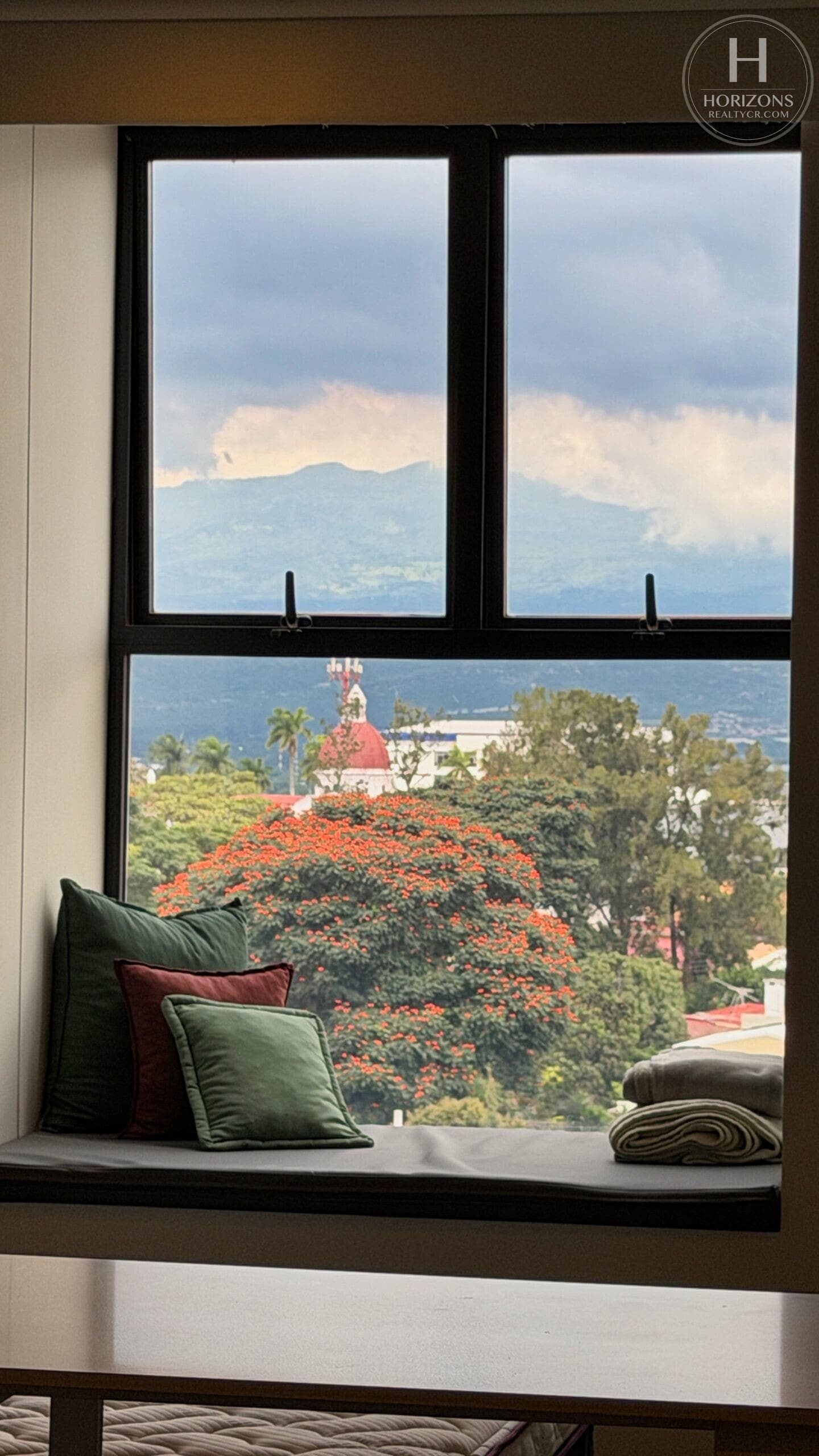 Estudio amueblado en URBN Escalante - vista a las montañas desde la ventana