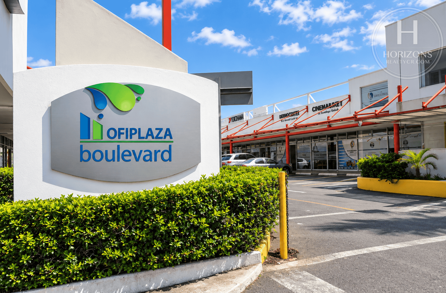 Ofiplaza Boulevard Cartago - fachada de la plaza y parqueo