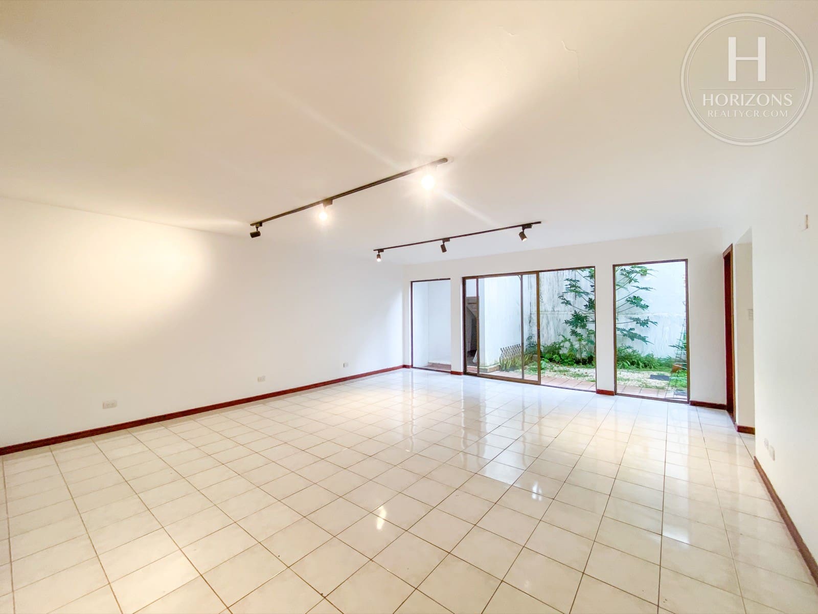 Se Alquila Apartamento Planta Baja Guayabos Curridabat 2 Habitaciones Con Jardín Y Parqueo Para 2 Autos Noj1269Or