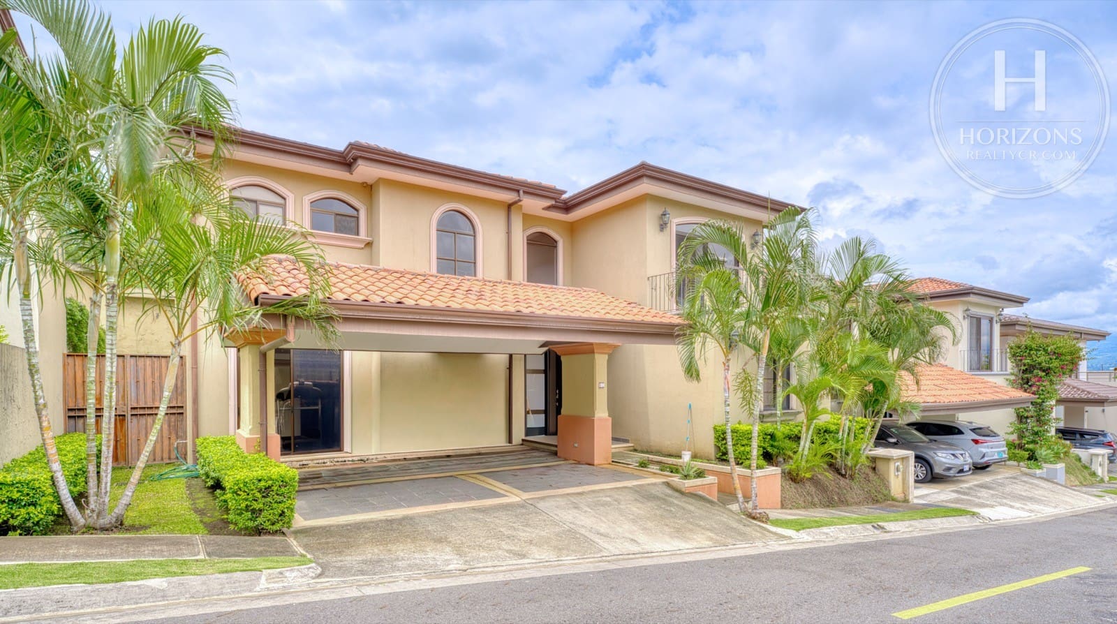 Casa en venta Condominio Loma Real Escazú - fachada y cochera
