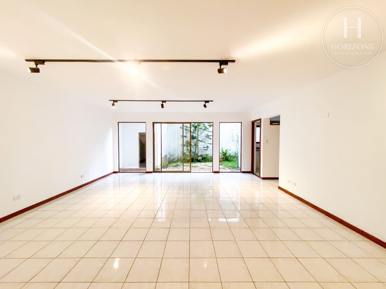 Apartamento en alquiler Guayabos de Curridabat - sala y comedor