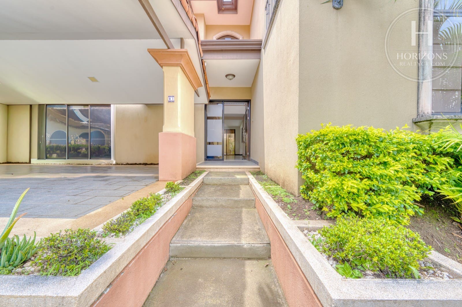 Casa en venta Condominio Loma Real Escazú - acceso ajardinado