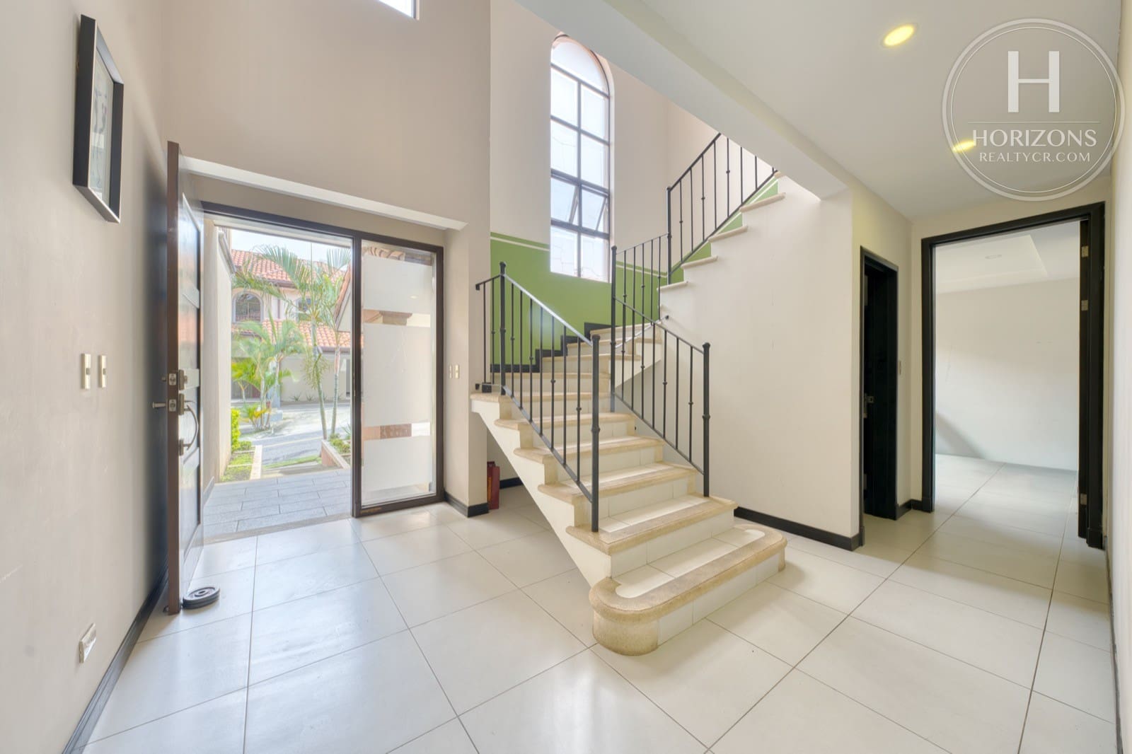 Casa en venta Condominio Loma Real Escazú - recibidor de doble altura