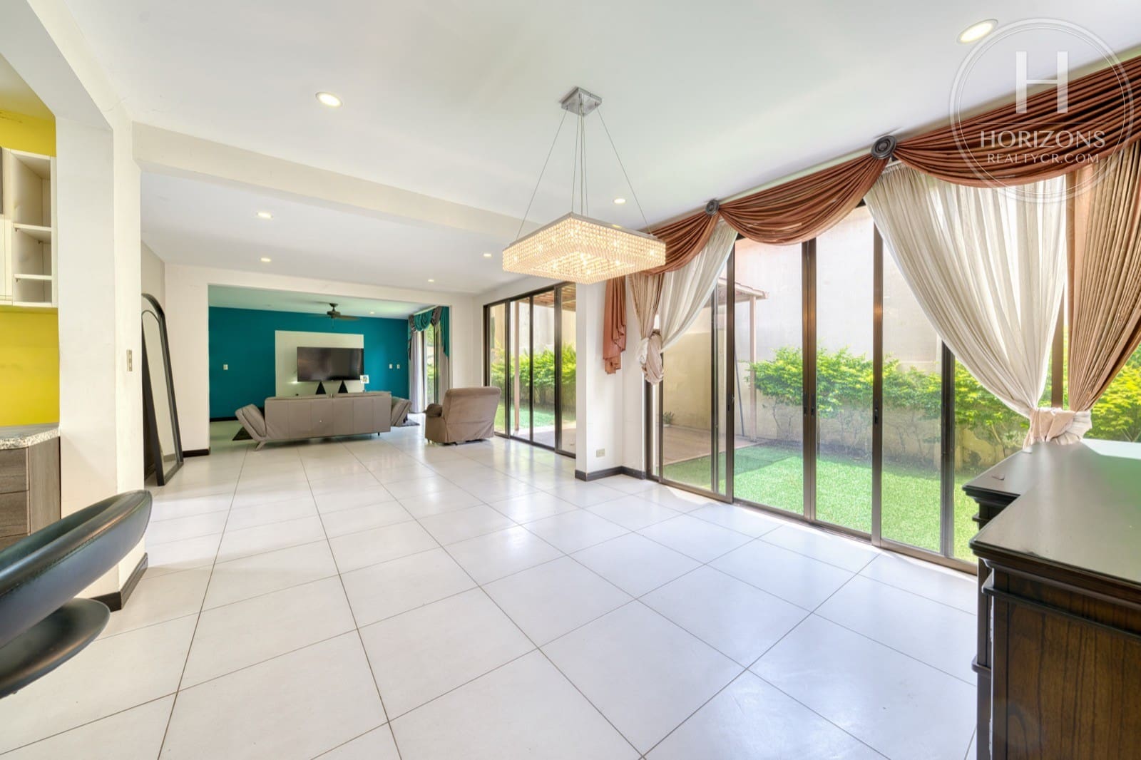 Casa en venta Condominio Loma Real Escazú - sala y comedor concepto abierto