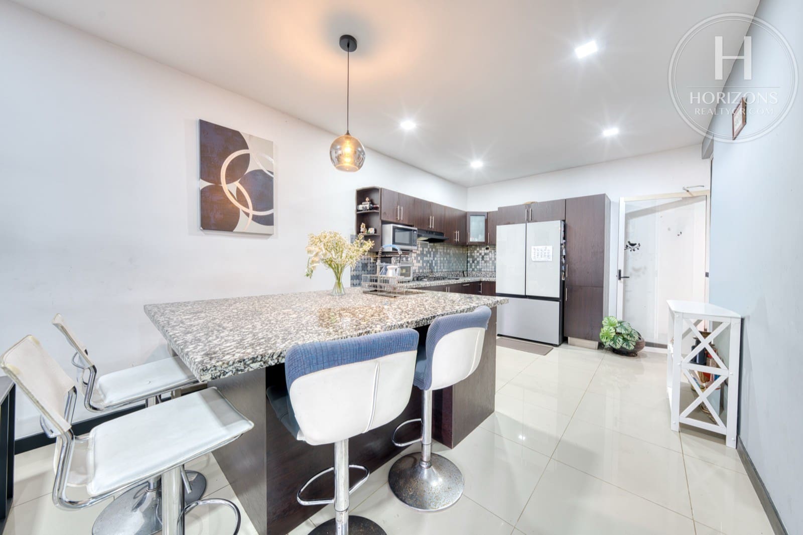 Casa en venta Condominio Cedros del Este Curridabat - cocina con desayunador