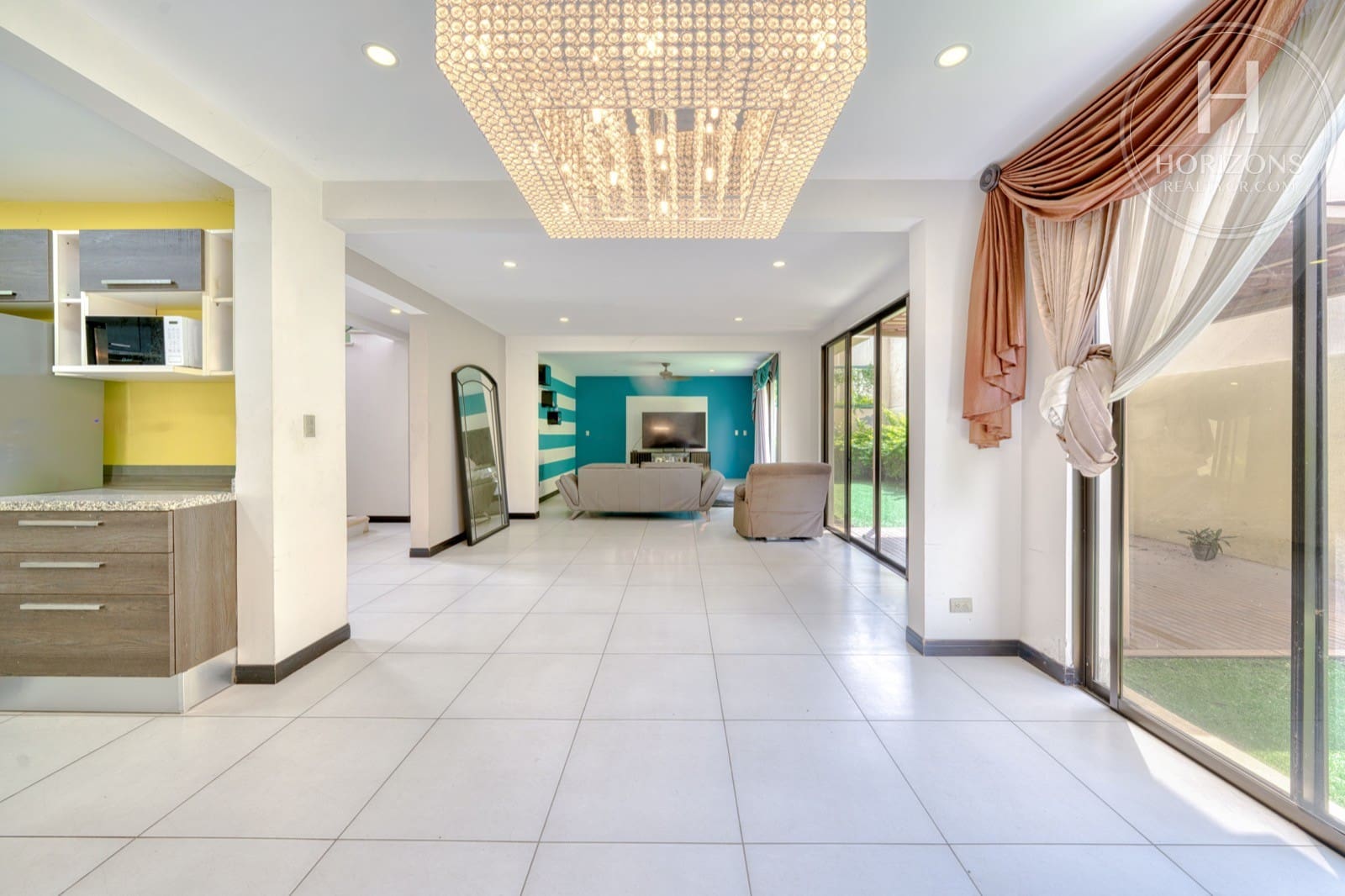 Casa en venta Condominio Loma Real Escazú - sala y comedor