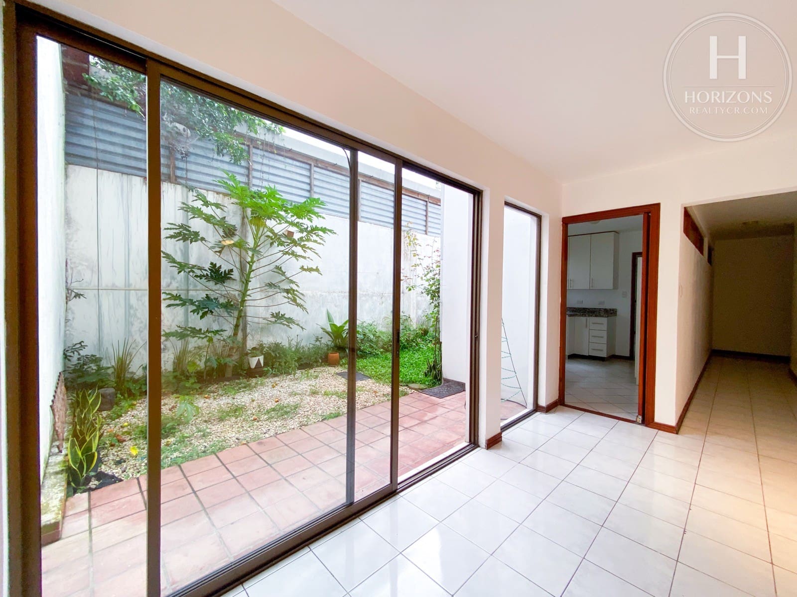 Apartamento en alquiler Guayabos de Curridabat - ventanal al jardín