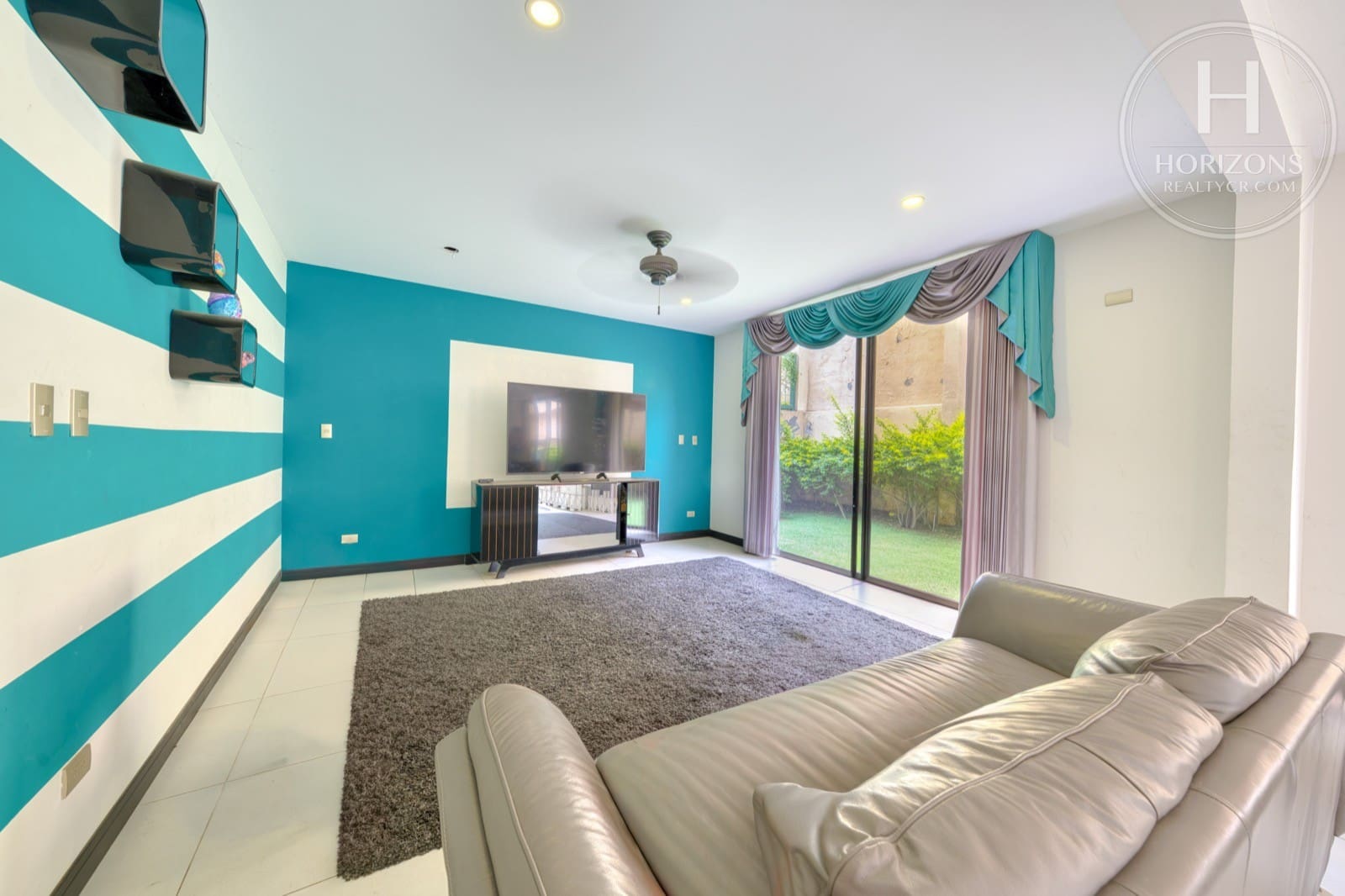 Casa en venta Condominio Loma Real Escazú - sala de TV