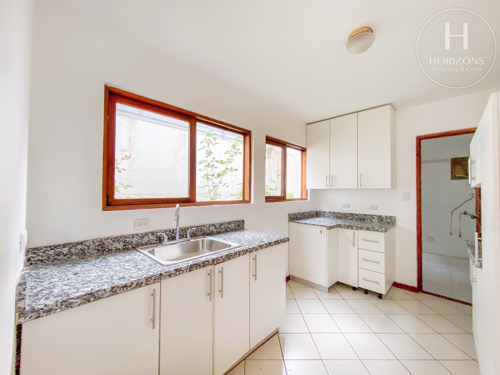 Apartamento en alquiler Guayabos de Curridabat - cocina con granito