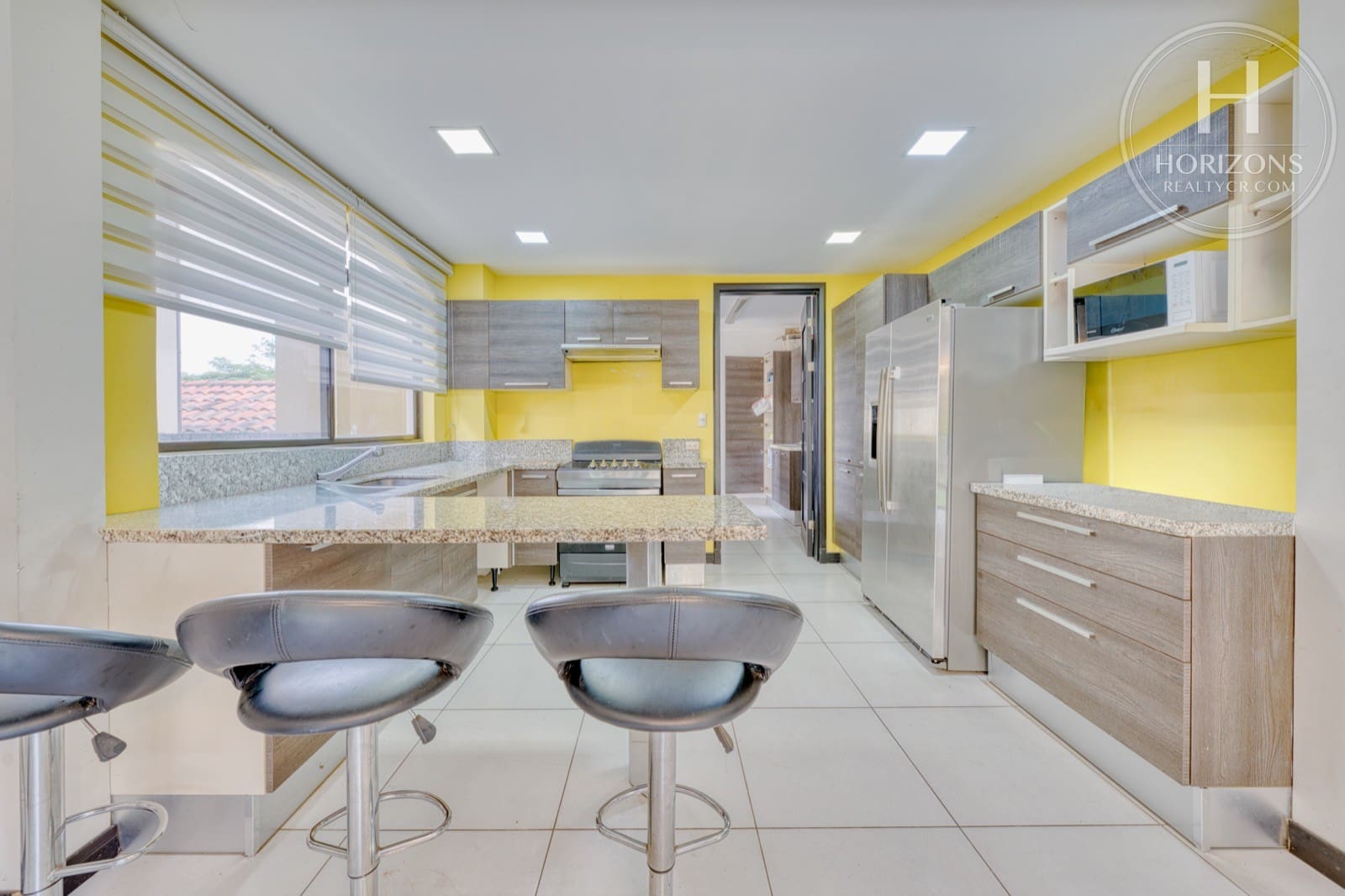 Casa en venta Condominio Loma Real Escazú - cocina con granito e isla