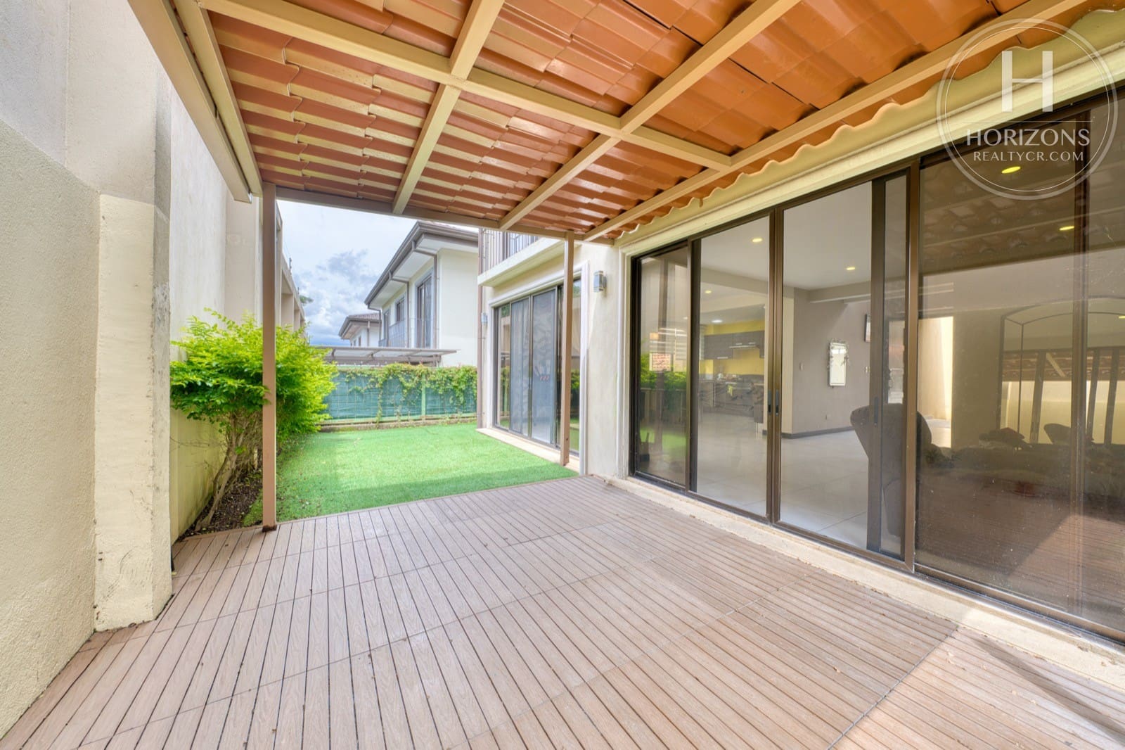 Casa en venta Condominio Loma Real Escazú - terraza techada