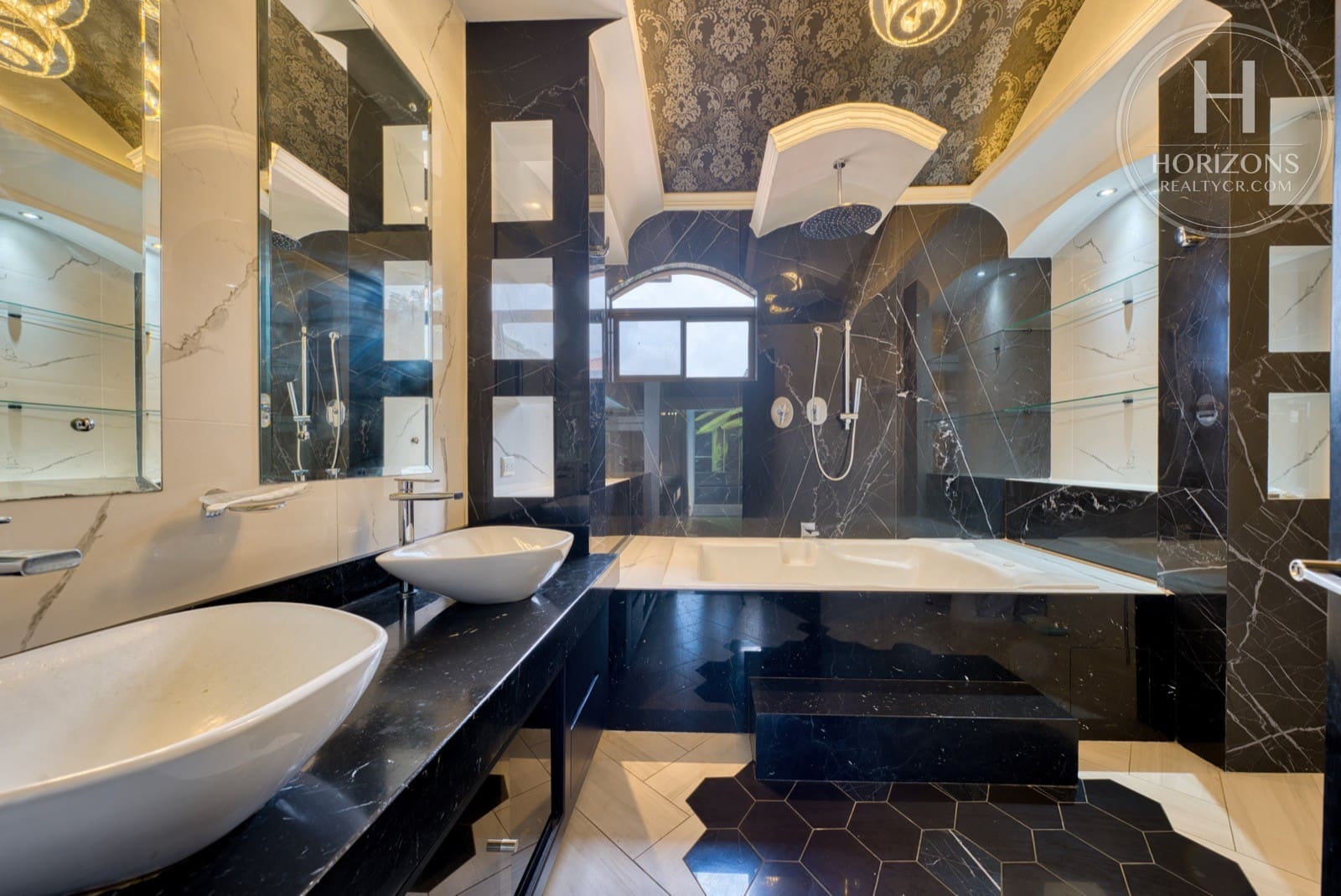 Casa en venta Condominio Loma Real Escazú - baño principal de mármol