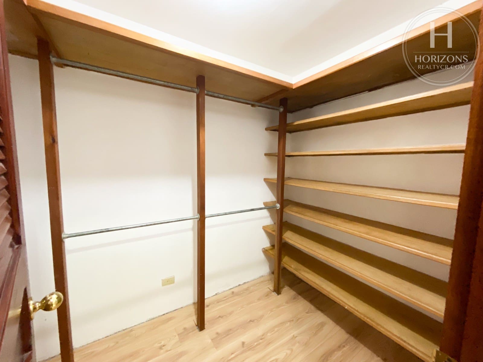 Apartamento en alquiler Guayabos de Curridabat - clóset con repisas