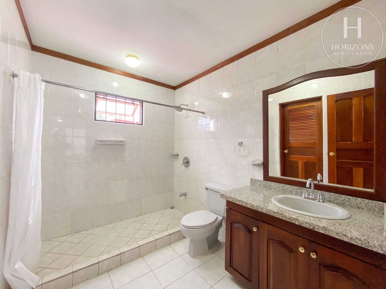 Apartamento en alquiler Guayabos de Curridabat - baño