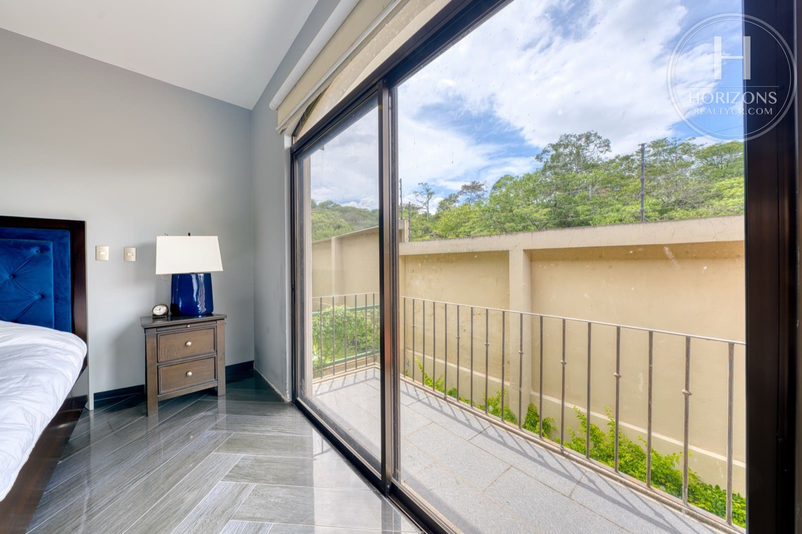 Casa en venta Condominio Loma Real Escazú - habitación con balcón
