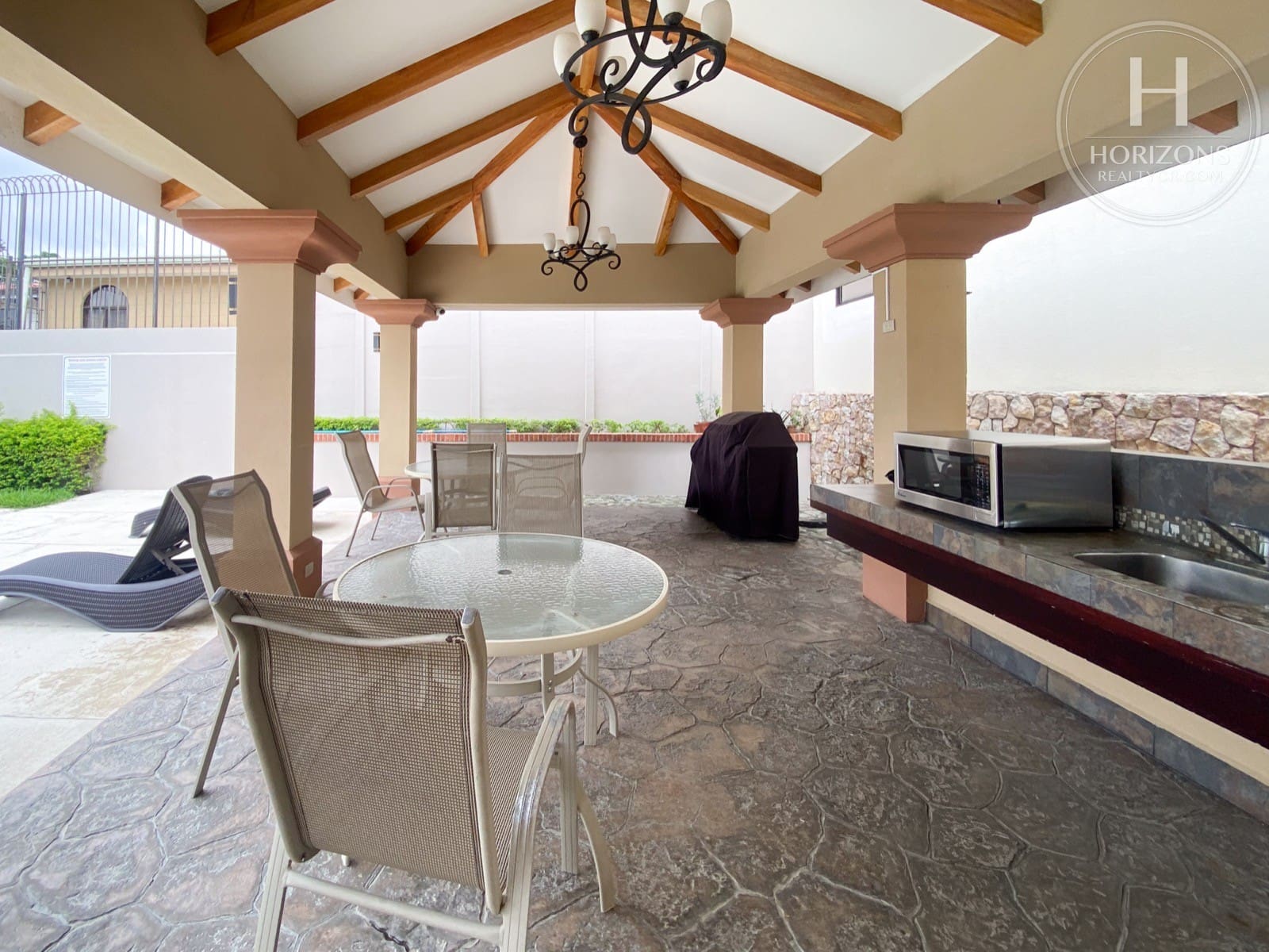 Casa en venta Condominio Loma Real Escazú - rancho BBQ del condominio