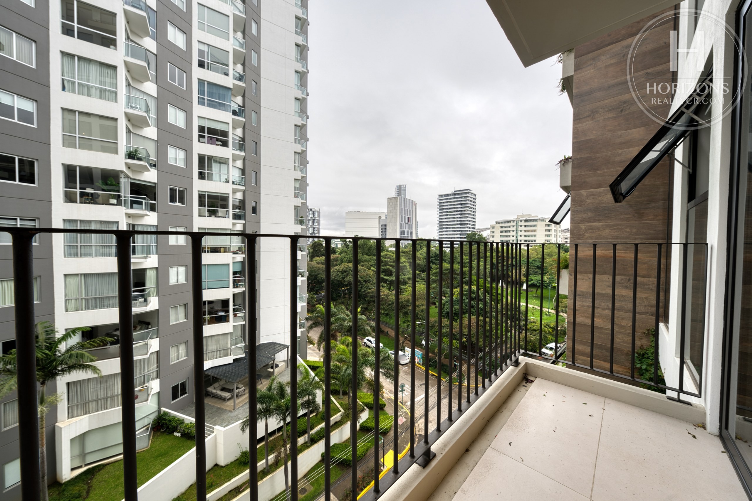 Apartamento en Condominio Parkwood Nunciatura - balcón con vista al parque