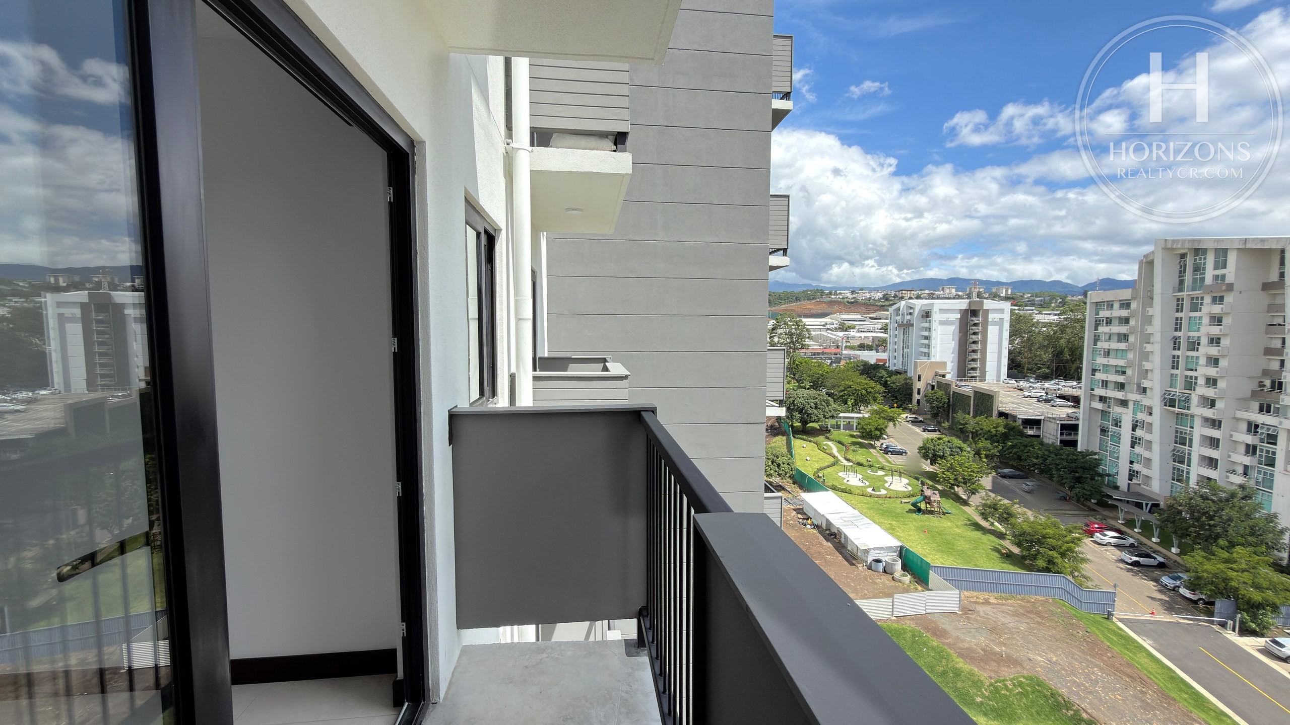 Apartamento en Condominio Khaya Ruta Uno Barreal de Heredia - balcón con vista