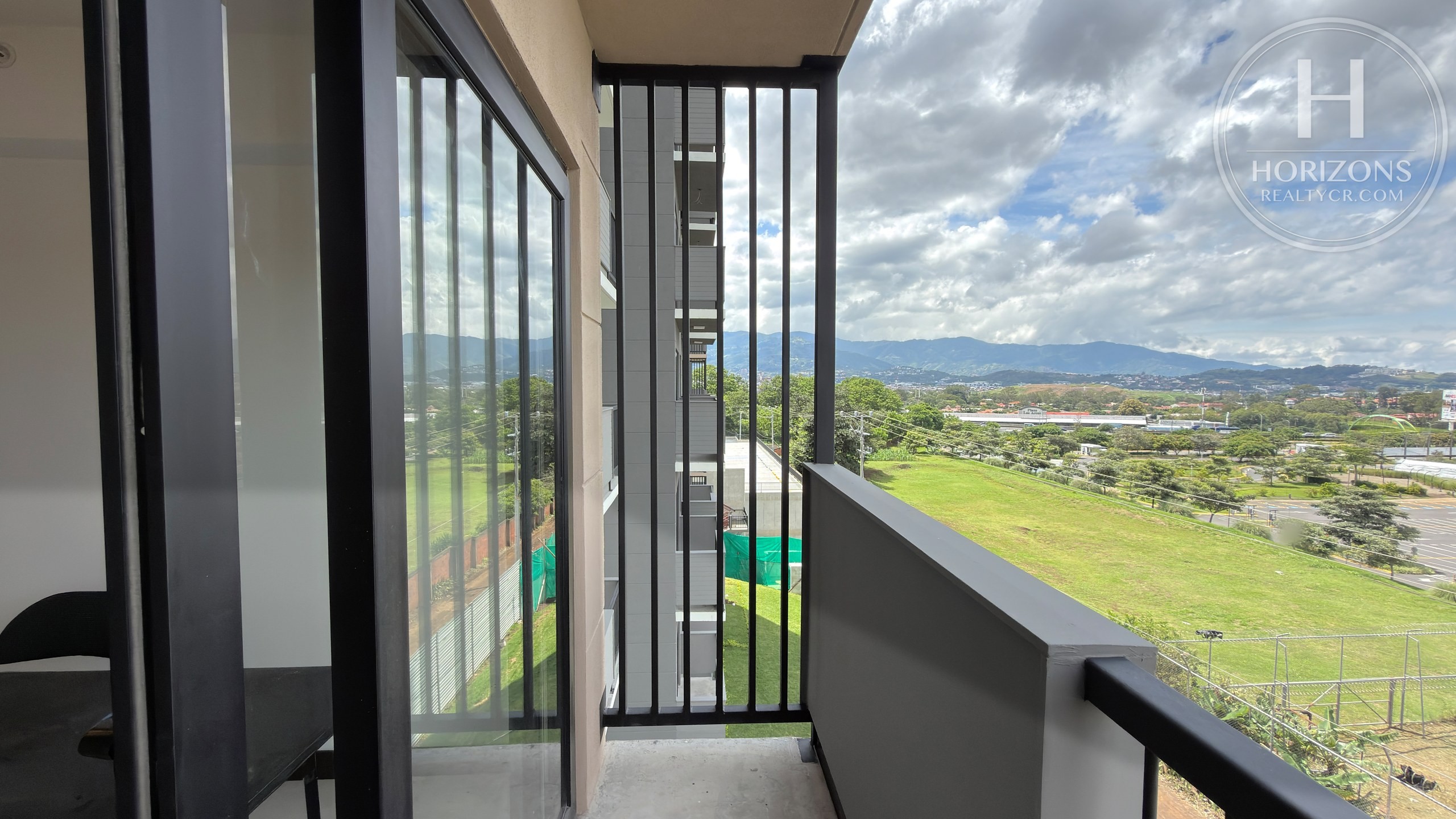 Apartamento en Condominio Khaya Ruta Uno Barreal de Heredia - balcón con vista